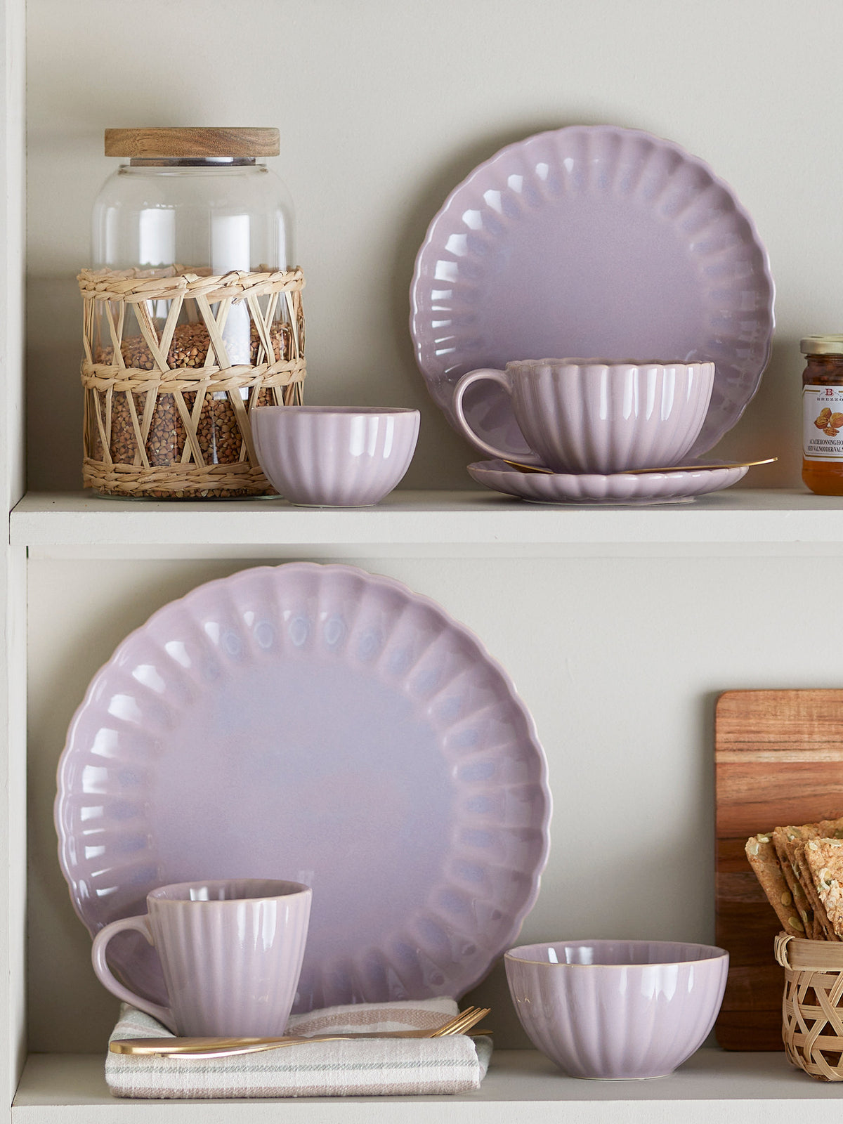 Latina Teller, Rose, Steingut in Rose präsentiert im Onlineshop von KAQTU Design AG. Teller ist von Bloomingville