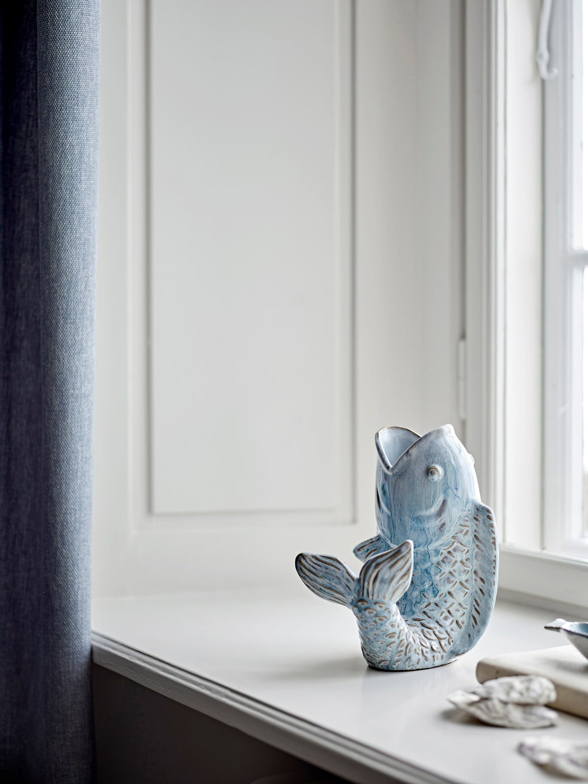 Hiro Vase, Blau, Steingut in Blau präsentiert im Onlineshop von KAQTU Design AG. Vase ist von Creative Collection