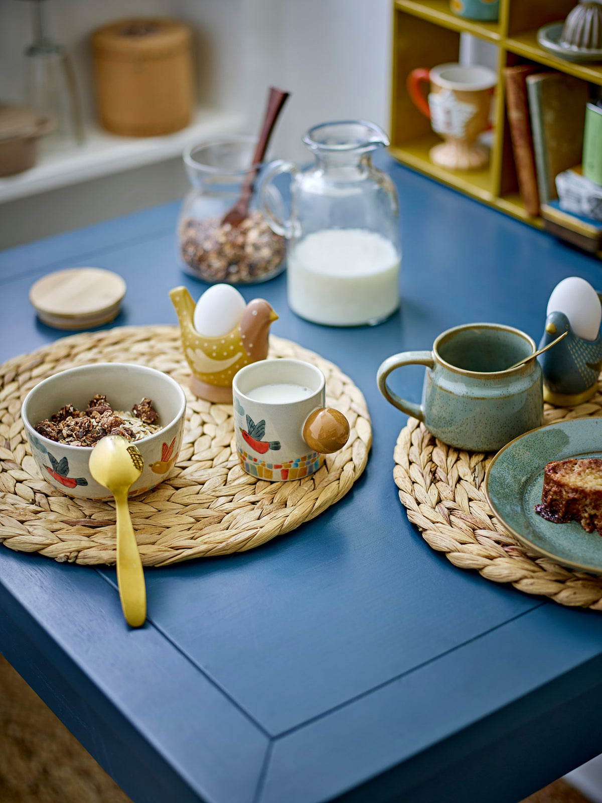 Birdy Eierbecher, Blau, Steingut in Blau präsentiert im Onlineshop von KAQTU Design AG. Eierbecher ist von Bloomingville