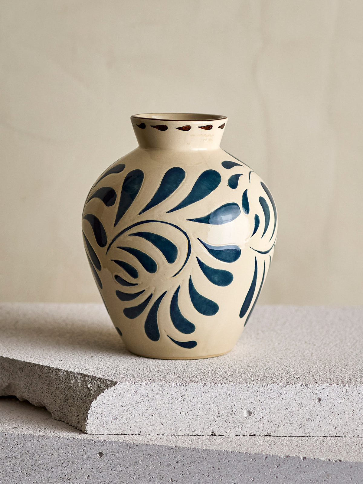 Heikki Vase, Blue, Steingut in Blau präsentiert im Onlineshop von KAQTU Design AG. Vase ist von Bloomingville