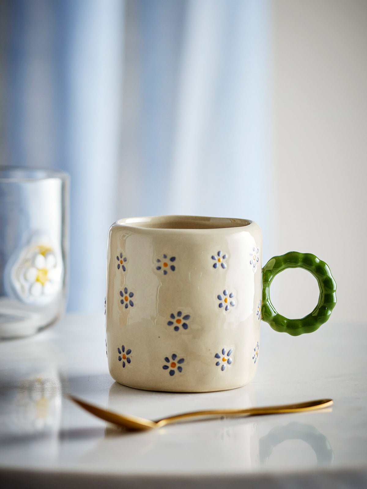 Dorthea Tasse, Weiss, Steingut in Weiss präsentiert im Onlineshop von KAQTU Design AG. Tasse ist von Bloomingville Mini