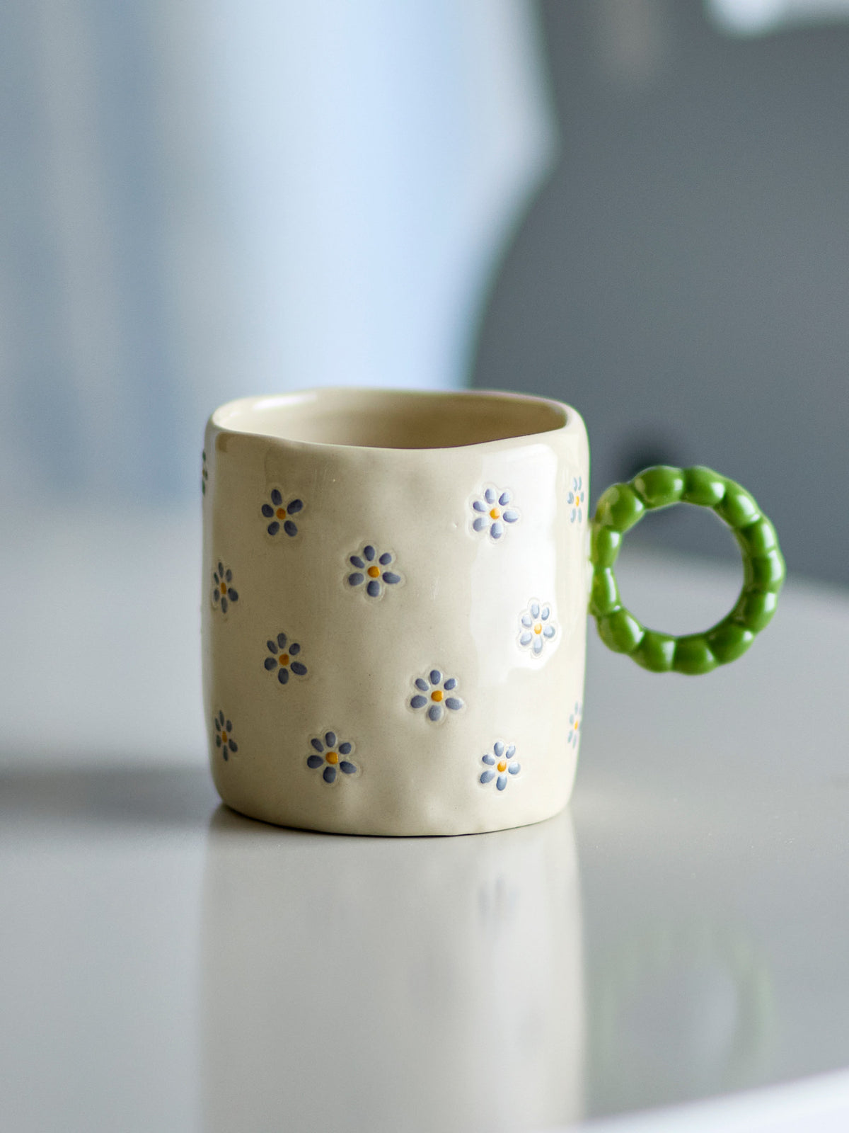 Dorthea Tasse, Weiss, Steingut in Weiss präsentiert im Onlineshop von KAQTU Design AG. Tasse ist von Bloomingville Mini