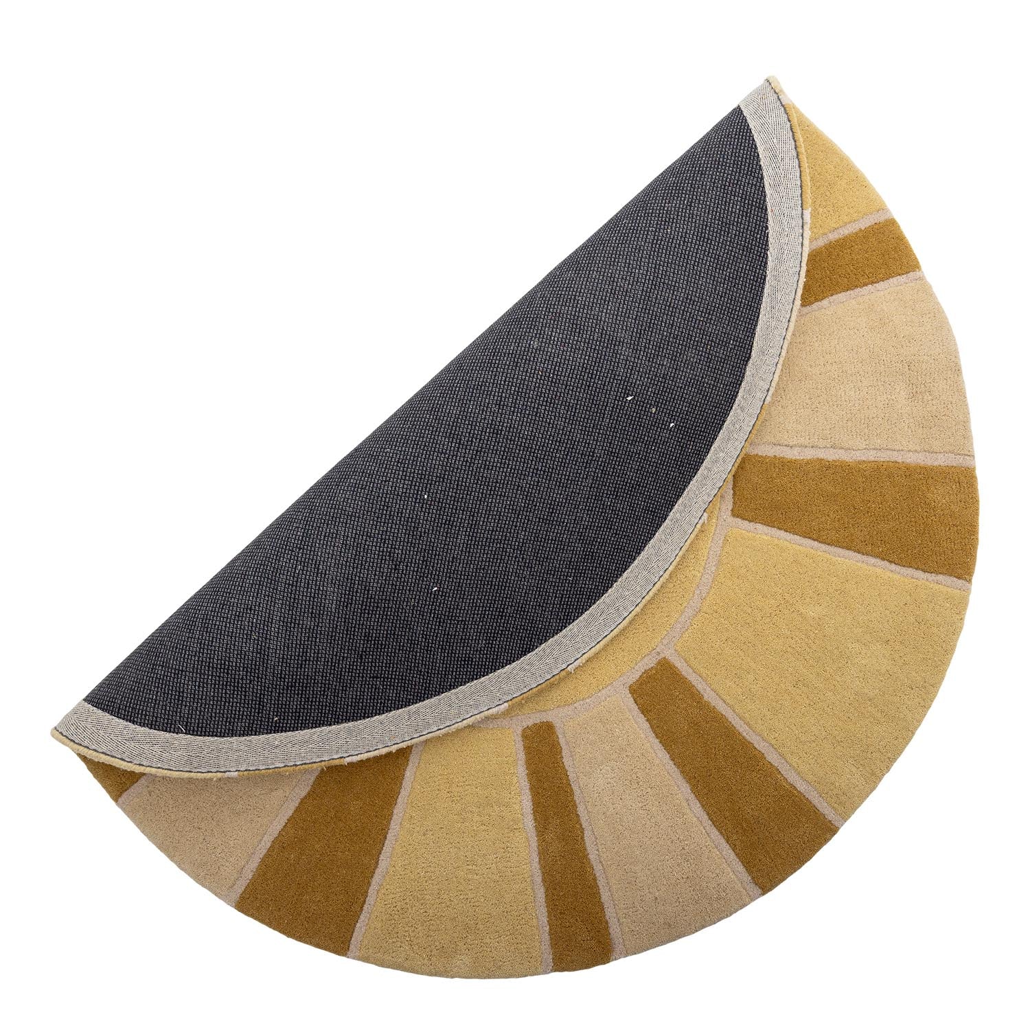 Der Sun Teppich von Bloomingville Mini verleiht jedem Kinderzimmer mit seinem strahlenden Sonnenmotiv und der warmen Gelbnuance eine fröhliche Note. Aus 100% Wolle gefertigt, bietet er sowohl Weichheit als auch Robustheit.