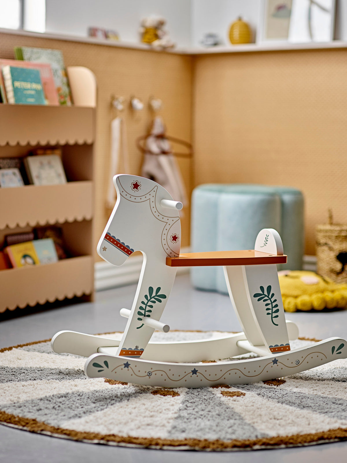Ruddy Schaukelspielzeug, Pferd, Weiss, MDF in Weiss präsentiert im Onlineshop von KAQTU Design AG. Spielzeug ist von Bloomingville Mini