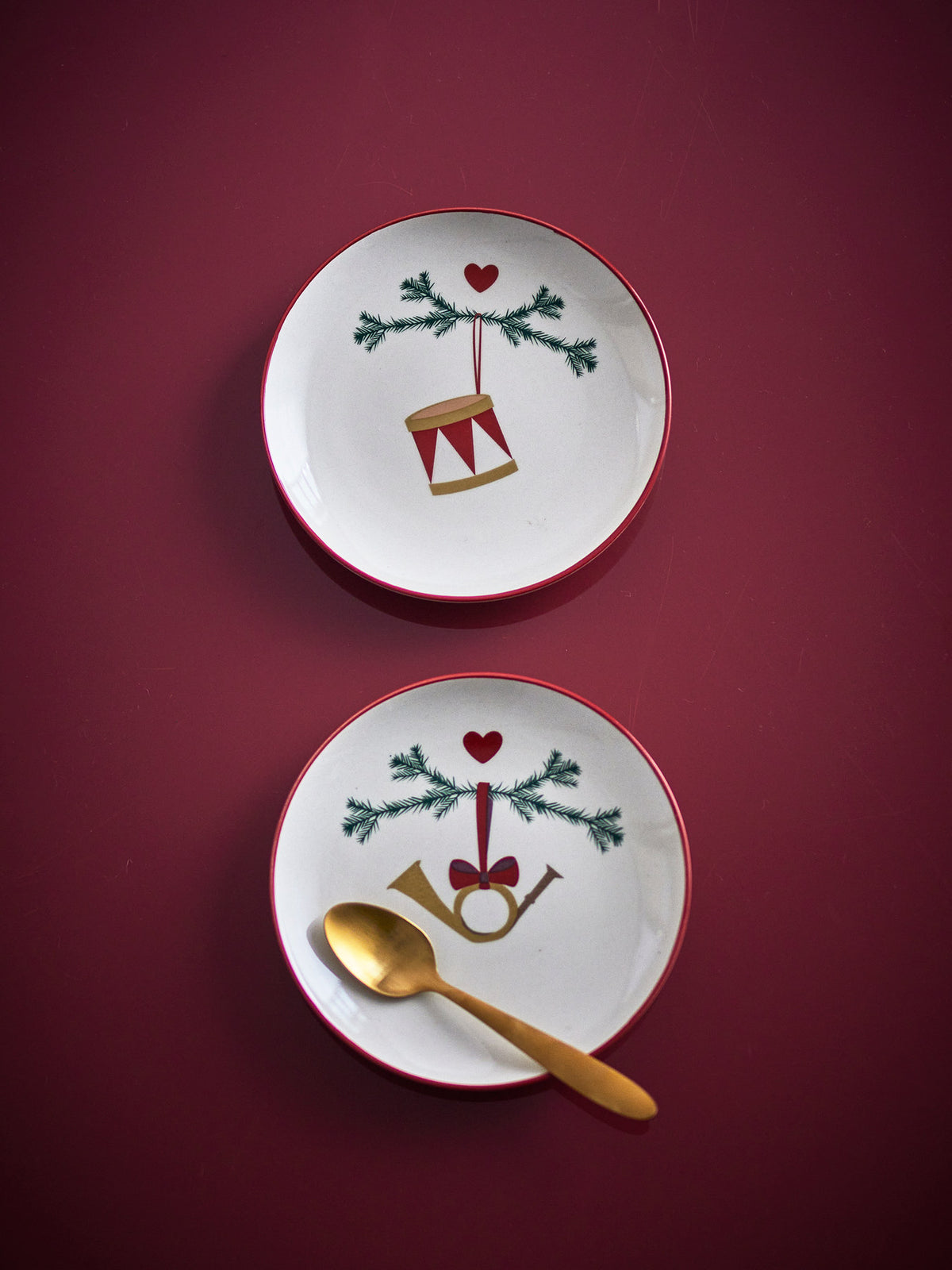 Weisser Teller aus Steingut der Serie Yule von Bloomingville mit Abziehbild-Dekoration und handgemalten weihnachtlichen Motiven, rundem Rand