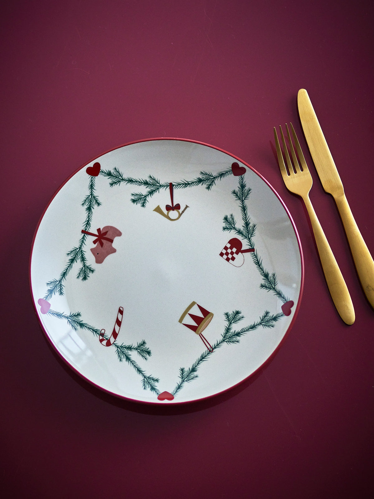 Weisser Teller aus Steingut der Serie Yule von Bloomingville mit Abziehbild-Dekoration und handgemalten weihnachtlichen Motiven, rundem Rand