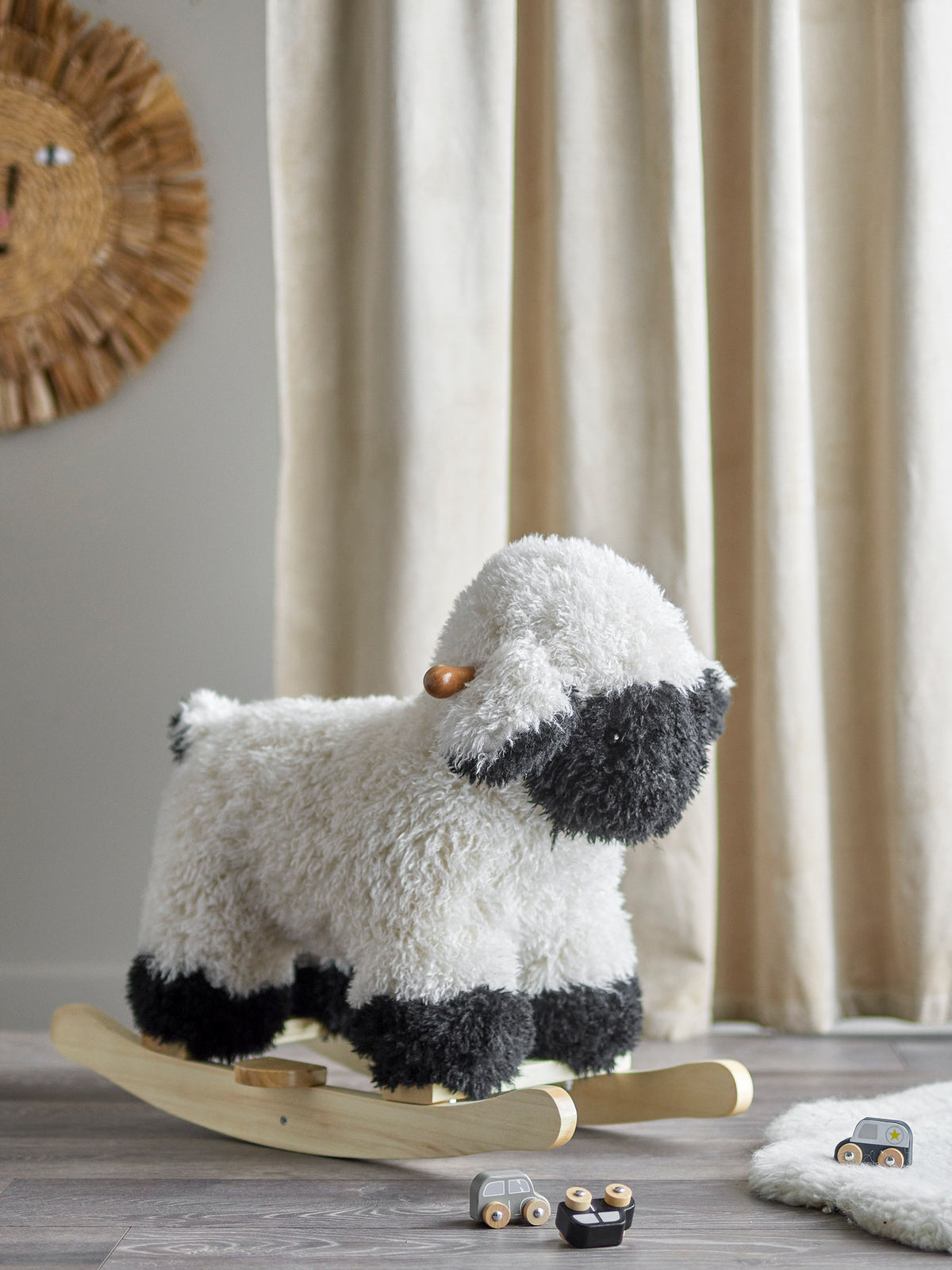 Dolly Schaukelspielzeug, Schaf, Weiss, Polyester in Weiss präsentiert im Onlineshop von KAQTU Design AG. Spielzeug ist von Bloomingville Mini