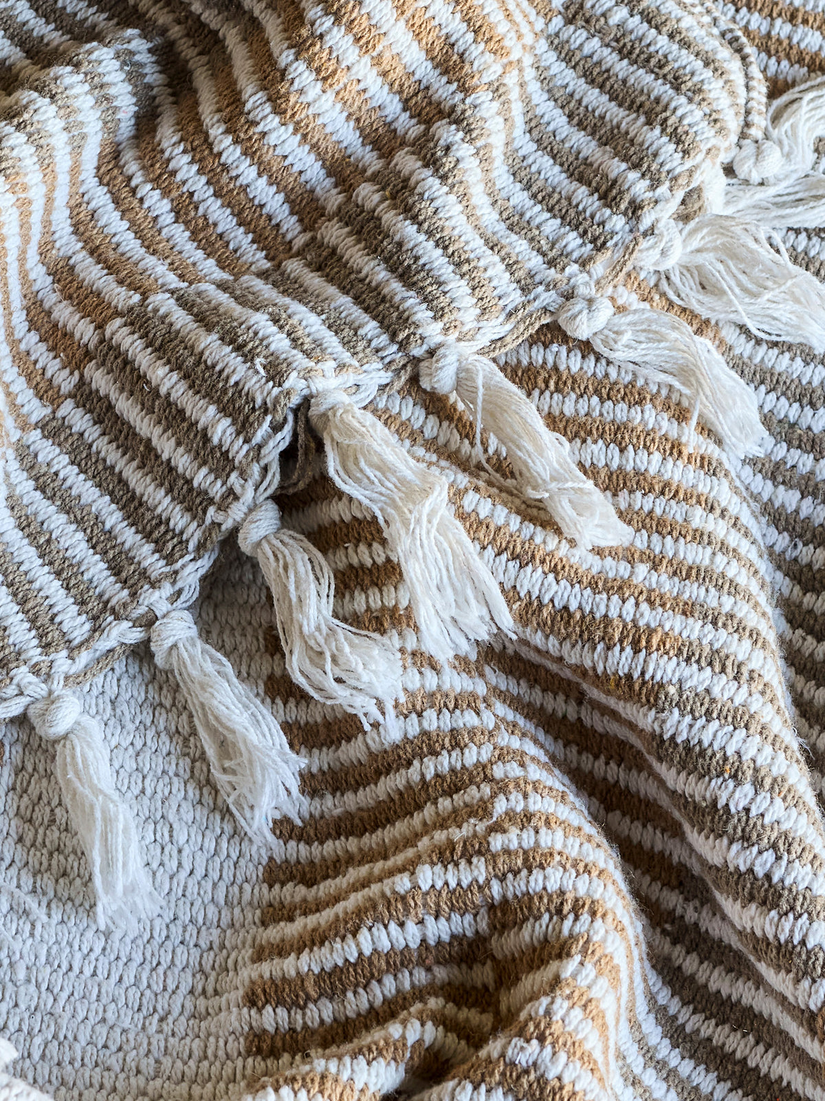 Bunte Wolldecke Isnel von Creative Collection aus Mischfasern, geflochtene Oberfläche, garngefärbtes Muster im Boho Chic Stil, 160x130 cm.