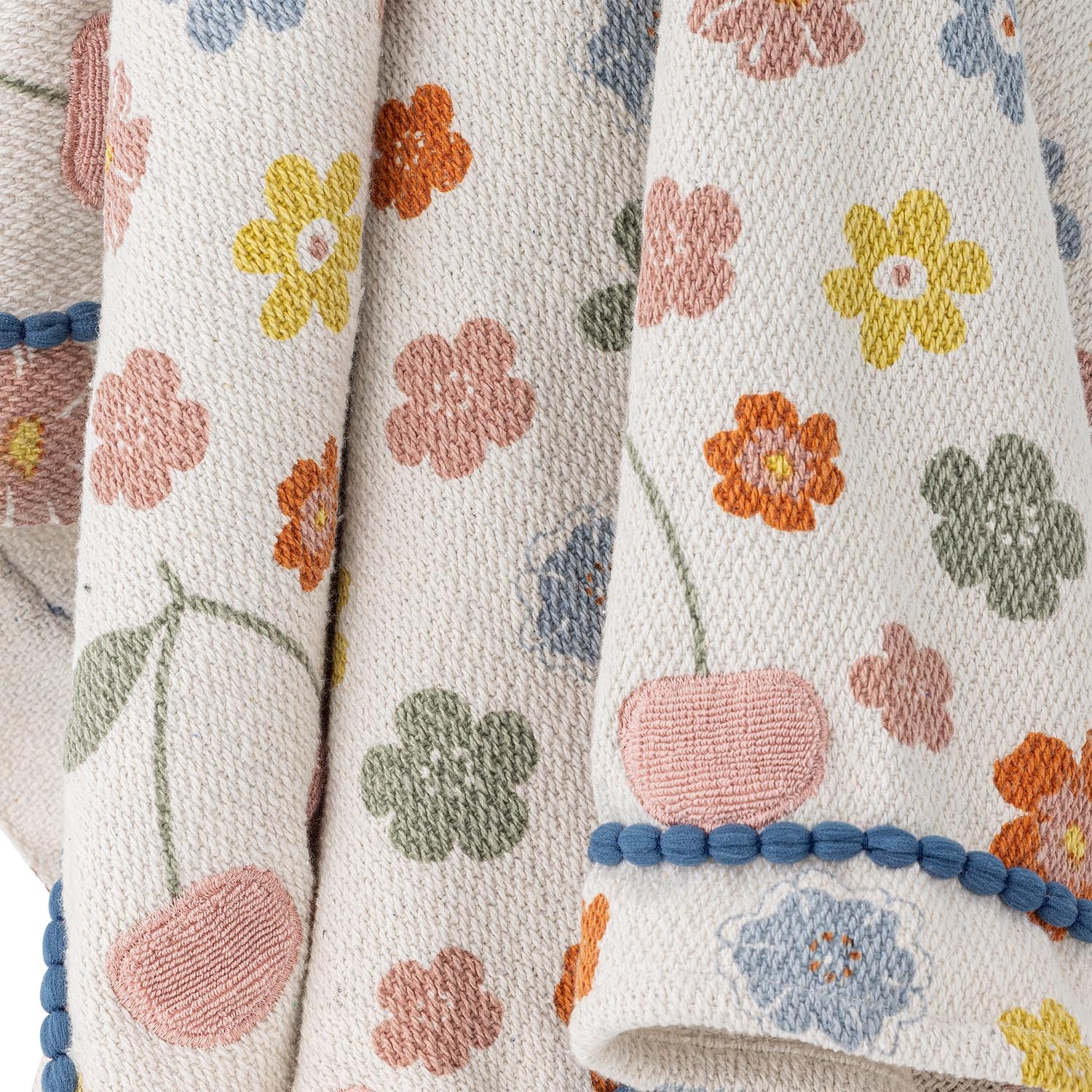 Die Cherry Decke von Bloomingville Mini begeistert mit ihrem charmanten Kirschmuster und umweltfreundlicher, recycelter Baumwolle. Ideal für Kinder!