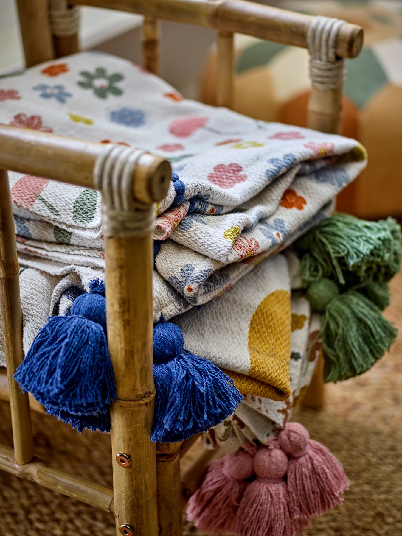 Die Cherry Decke von Bloomingville Mini ist eine umweltfreundliche Wahl für Kinderzimmer. Ihr charmantes Kirschmuster in Rosatönen sorgt für eine verspielte Atmosphäre.