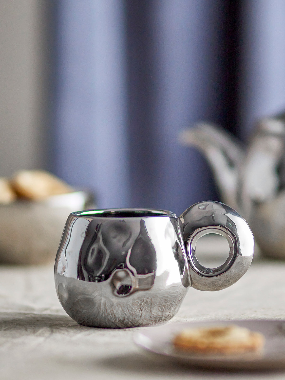 Shine Tasse, Silber, Steingut in Silber präsentiert im Onlineshop von KAQTU Design AG. Tasse ist von Bloomingville