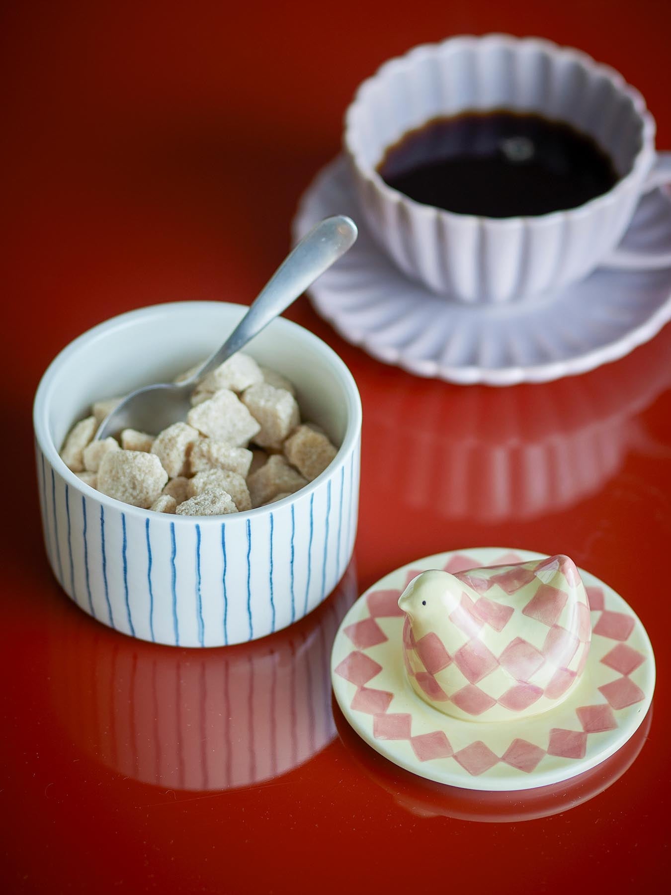 Das Biona Gefäß mit Deckel von Bloomingville vereint skandinavisches Design und Funktionalität. Handgemalt, einzigartig und perfekt für Ihre Aufbewahrung.