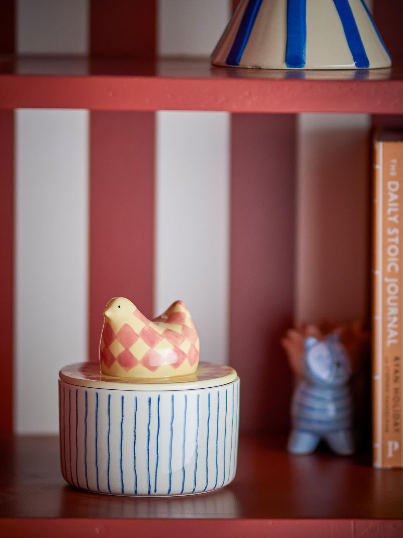 Entdecken Sie das Biona Gefäß mit Deckel von Bloomingville – ein handgemaltes Steingut-Unikat in zarten Farben, ideal für stilvolle Aufbewahrung.