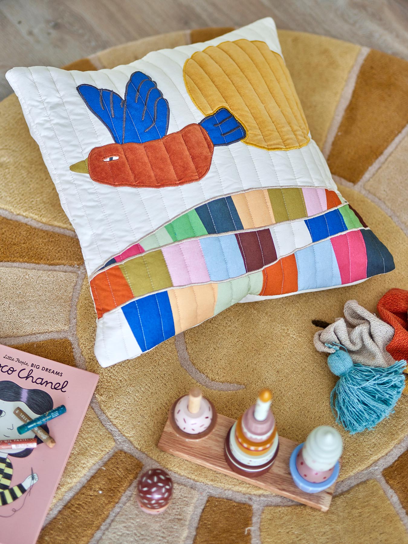 Entdecken Sie das Colorine Kissen von Bloomingville Mini – ein stilvolles, weiches Baumwollkissen mit einem bezaubernden Vogelmotiv, ideal für Kinderzimmer und mehr.