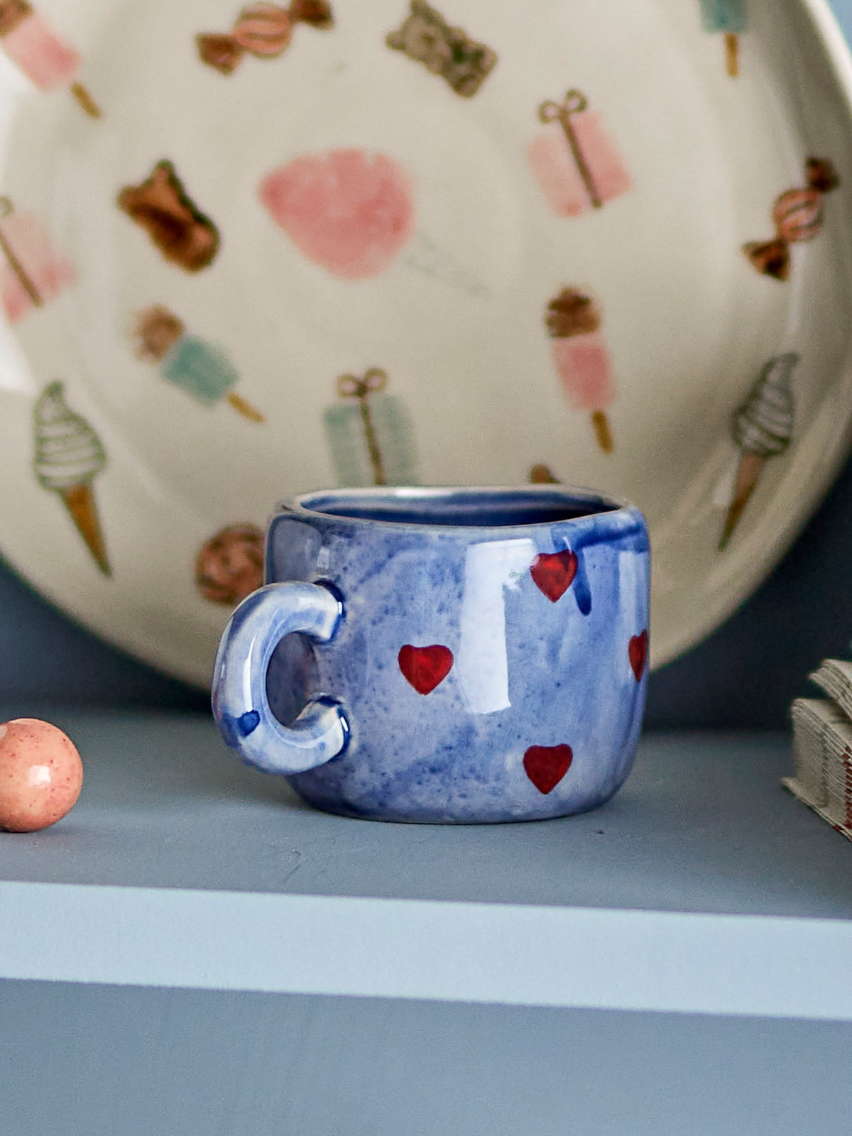 Nini Tasse, Blue, Steingut in Blau präsentiert im Onlineshop von KAQTU Design AG. Tasse ist von Bloomingville Mini