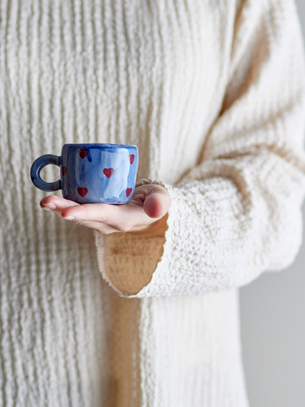 Nini Tasse, Blue, Steingut in Blau präsentiert im Onlineshop von KAQTU Design AG. Tasse ist von Bloomingville Mini