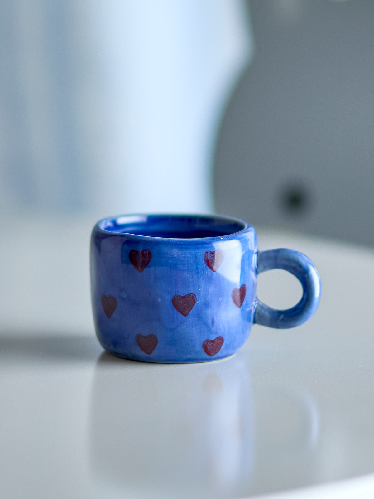 Nini Tasse, Blue, Steingut in Blau präsentiert im Onlineshop von KAQTU Design AG. Tasse ist von Bloomingville Mini