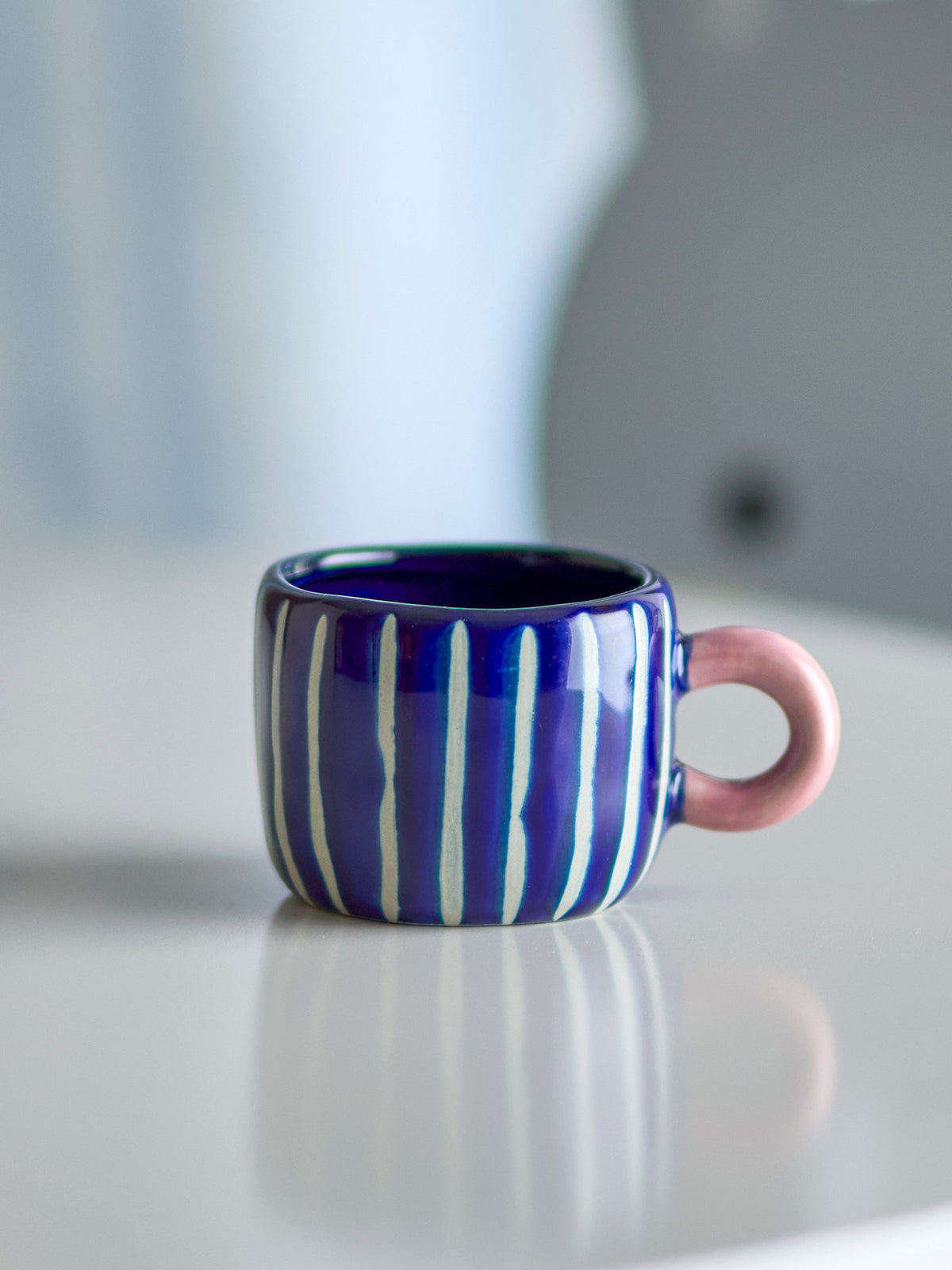 Nini Tasse, Blue, Steingut in Blau präsentiert im Onlineshop von KAQTU Design AG. Tasse ist von Bloomingville