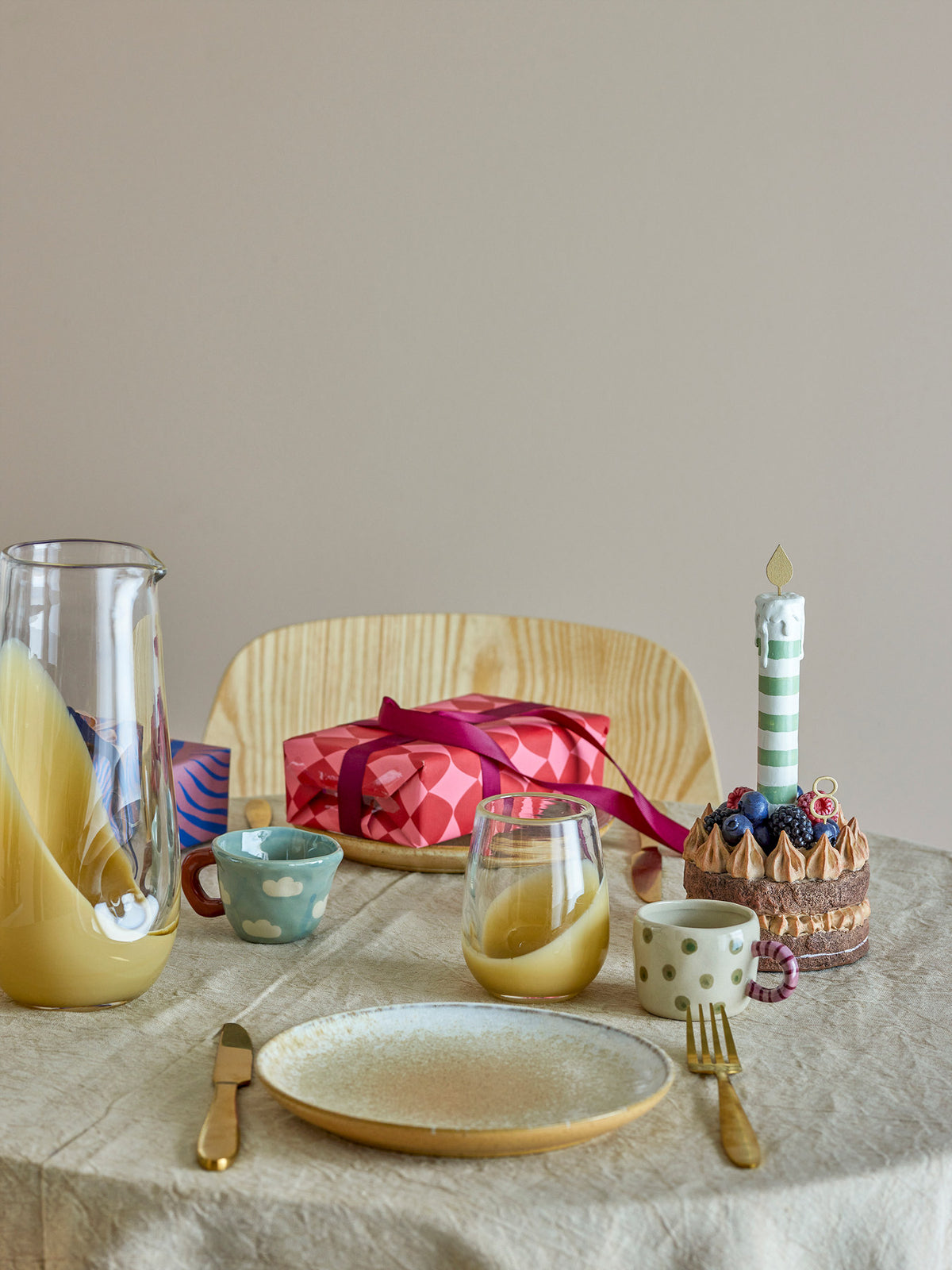 Nini Tasse, Blau, Steingut in Blau präsentiert im Onlineshop von KAQTU Design AG. Tasse ist von Bloomingville Mini