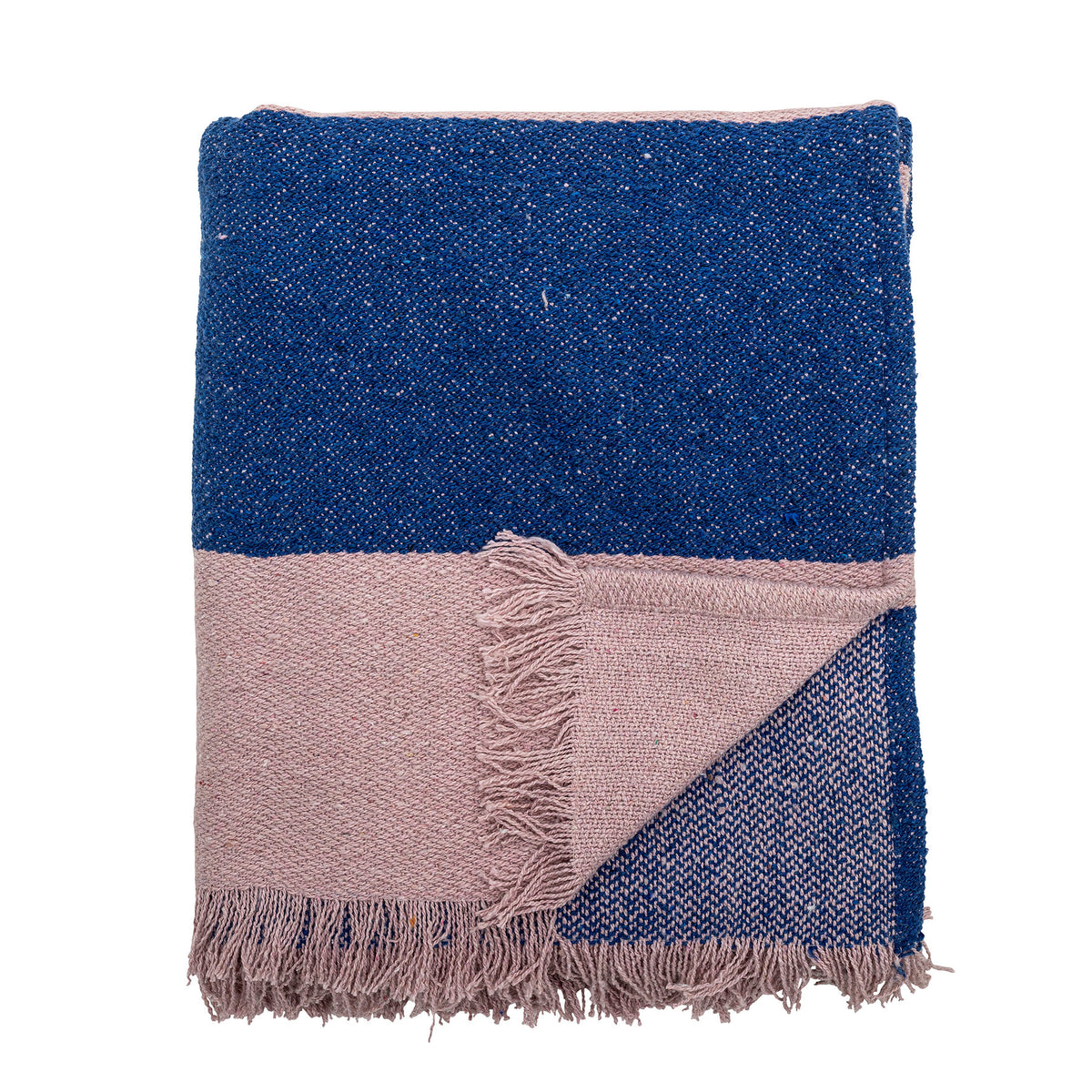 Blaue Wolldecke Cadeo von Bloomingville mit gewebtem Muster und Fransen an beiden Enden, Mischfasern, rechteckige Form, über Sofa drapiert