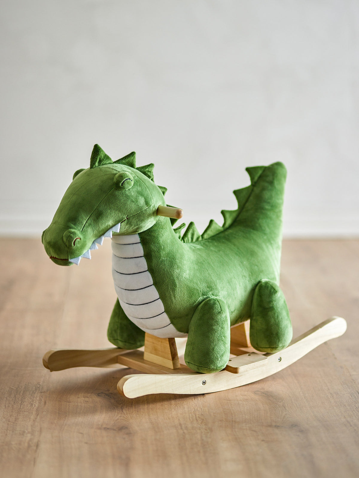 Arnie Rocking Toy, Crocodile, Grün, Polyester in Grün präsentiert im Onlineshop von KAQTU Design AG. Spielzeug ist von Bloomingville Mini
