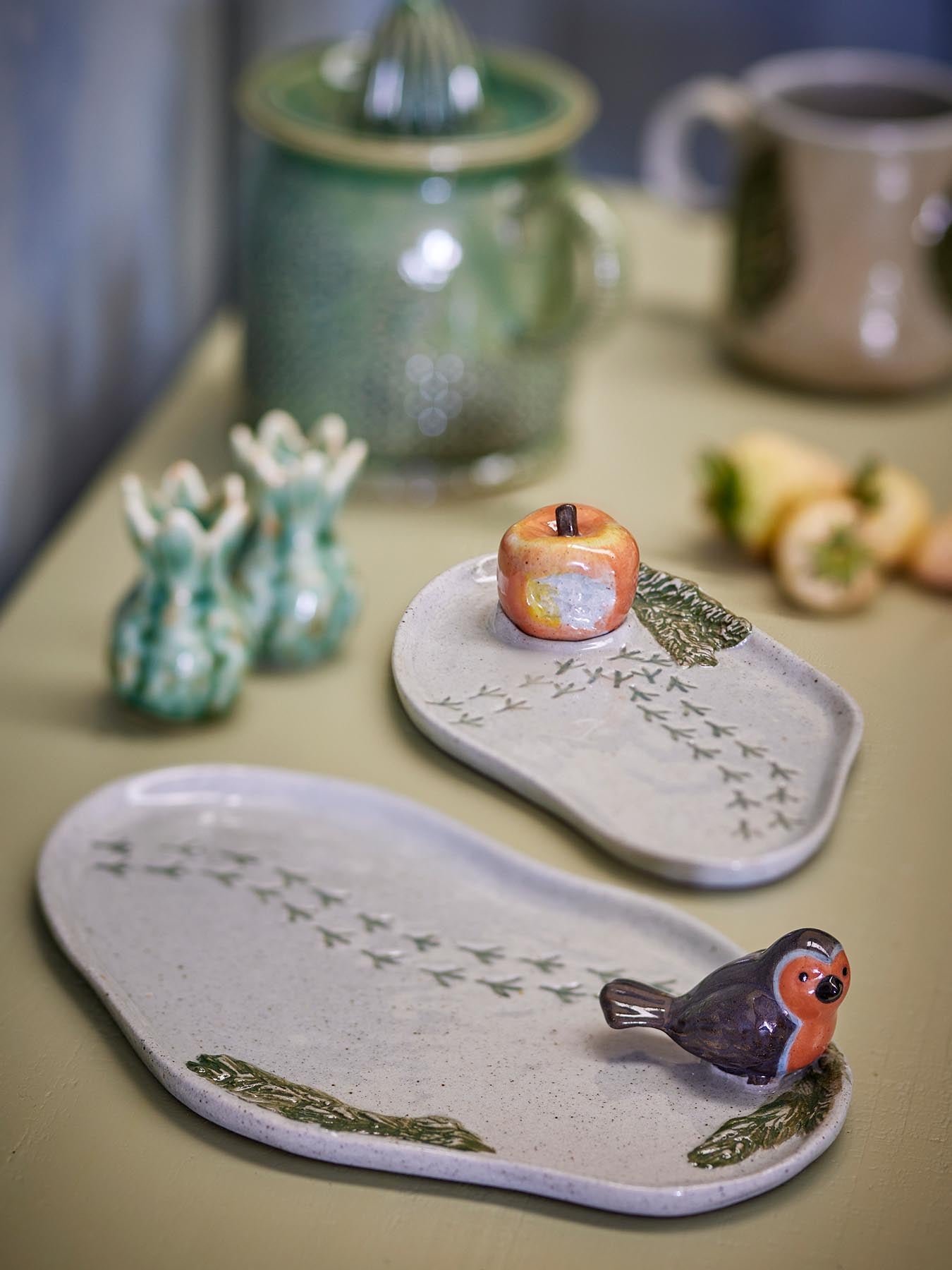 Erleben Sie das einzigartige Bleak Serviertablett-Set aus hochwertigem Steingut in Grau, verziert mit liebevollen handgemalten Designs.