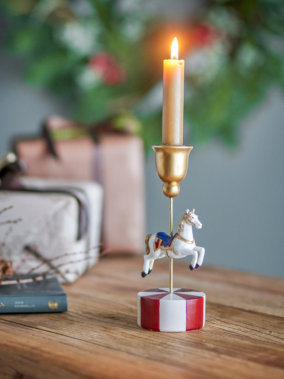 Merry-go-round Kerzenhalter, Weiss, Polyresin in Weiß präsentiert im Onlineshop von KAQTU Design AG. Kerzenständer ist von Bloomingville