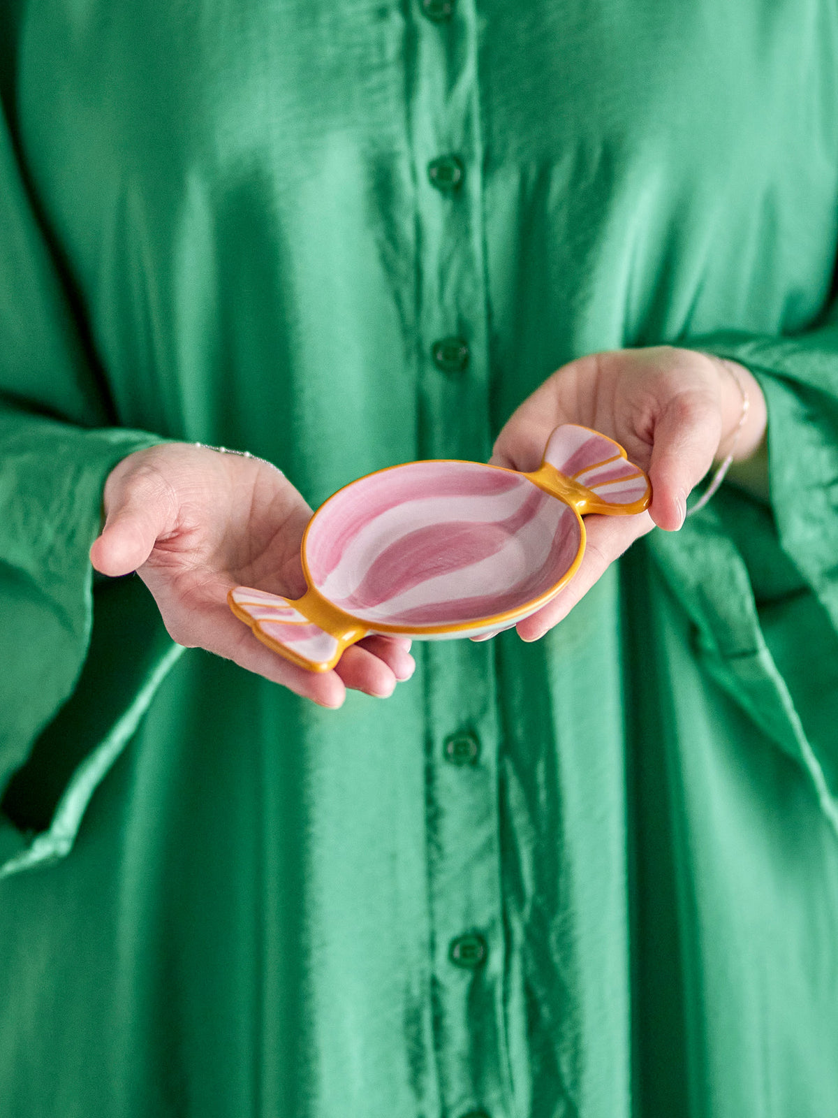 Servierplatte Caramella aus Steingut in Rose, geformt wie ein Karamell, mit handbemaltem Dekor