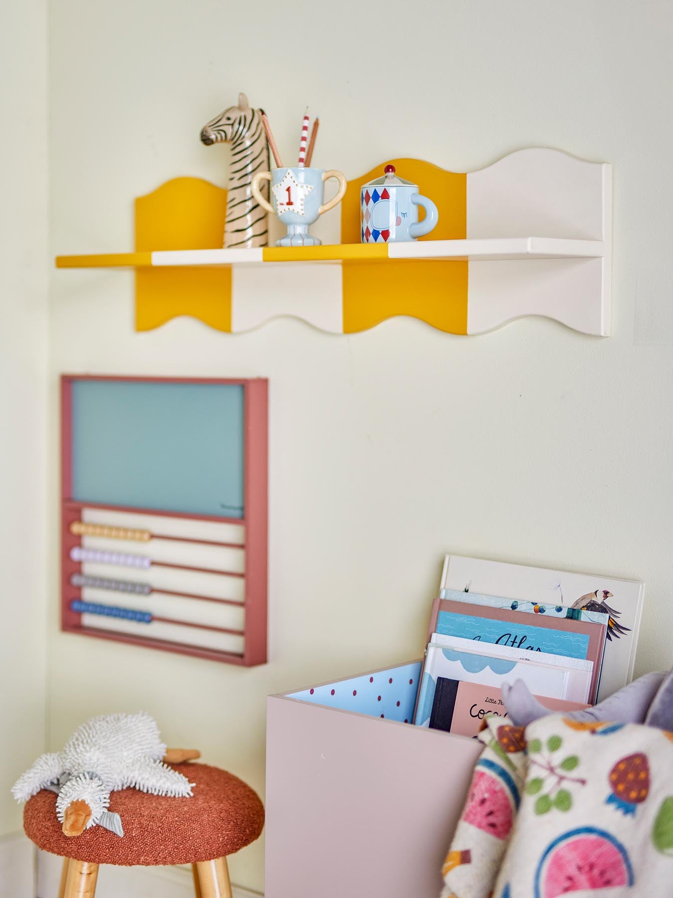 Entdecken Sie das stilvolle Bubbi Regal in Gelb von Bloomingville MINI. Ideal für kreative Wandgestaltungen im Kinderzimmer oder Wohnraum.