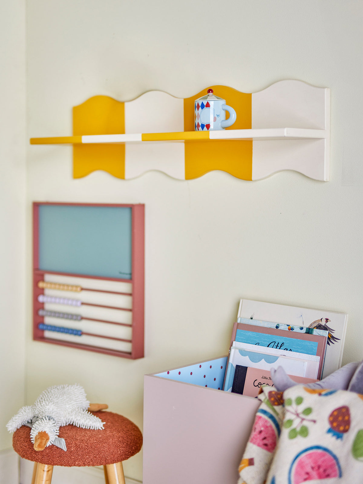 Bubbi Regal, Gelb, MDF in Gelb präsentiert im Onlineshop von KAQTU Design AG. Wandregal ist von Bloomingville Mini