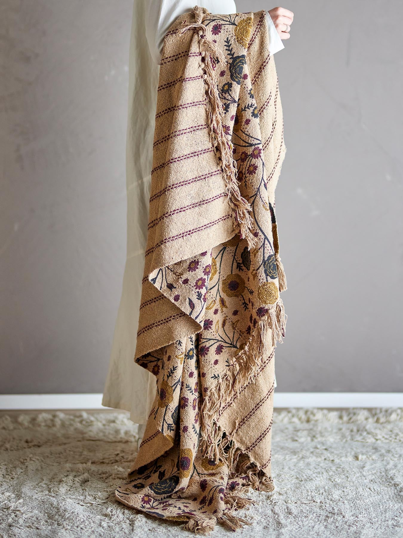 Die Eydis Decke von Bloomingville vereint florales Design und nachhaltige, recycelte Baumwolle. Ideal für gemütliche Abende!