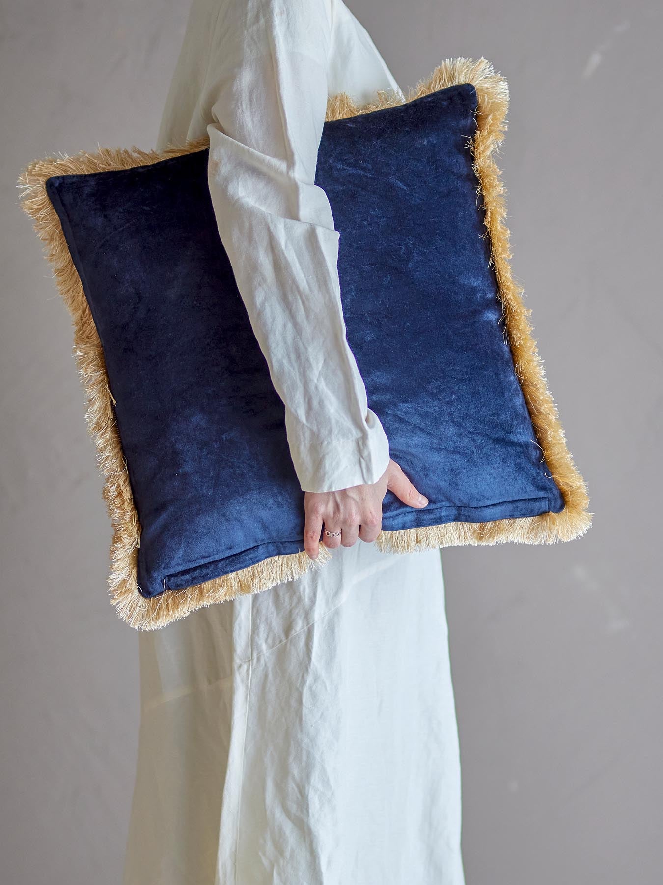 Entdecken Sie das stilvolle Eydis Kissen von Bloomingville in Blau. Hochwertiger Baumwollvelours und elegantes Design für Ihr Zuhause.