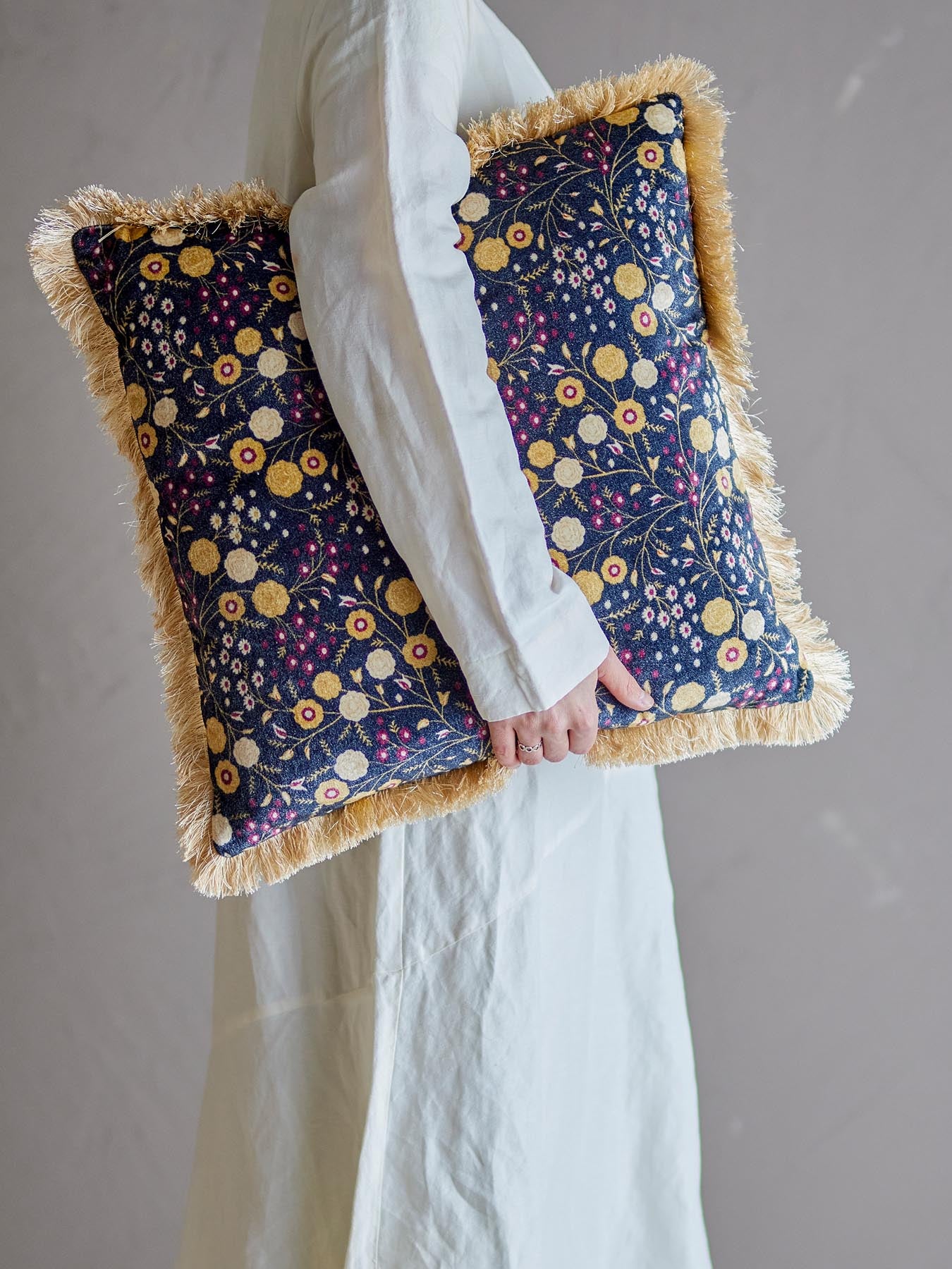 Entdecken Sie das Eydis Kissen von Bloomingville in stilvollem Blau. Weicher Baumwollvelours und schicke Fransen sorgen für Komfort und Eleganz.