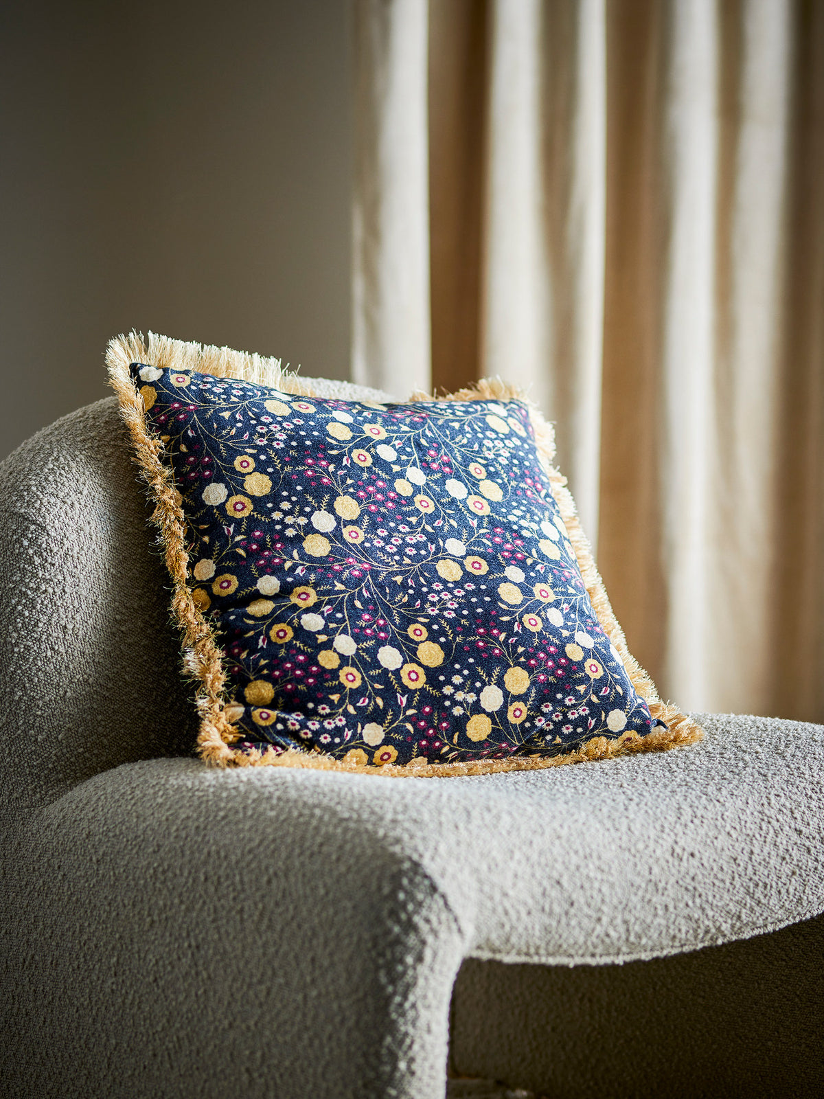 Eydis Kissen, Blau, Viskose in Blau präsentiert im Onlineshop von KAQTU Design AG. Deko Kissen ist von Bloomingville