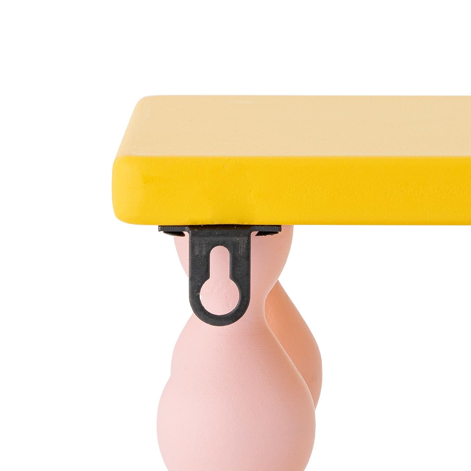 Verleihen Sie dem Kinderzimmer mit dem Bibiola Regal von Bloomingville Mini einen fröhlichen Akzent! Das gelbe MDF-Regal kombiniert Funktionalität mit verspieltem Design.