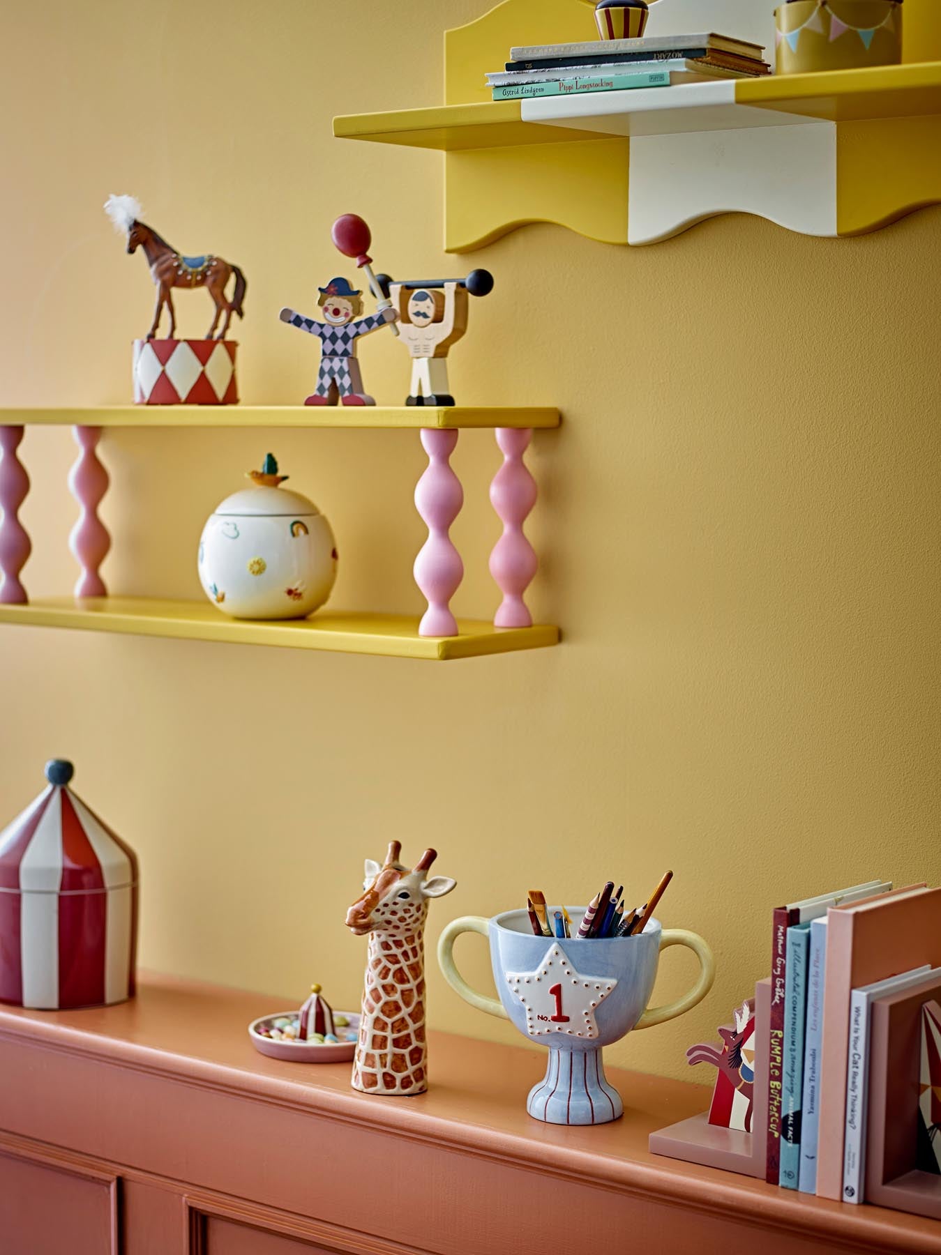 Verleihen Sie dem Kinderzimmer mit dem Bibiola Regal von Bloomingville Mini einen fröhlichen Akzent! Dieses gelbe MDF-Regal bietet Platz für Bücher und Spielzeug.