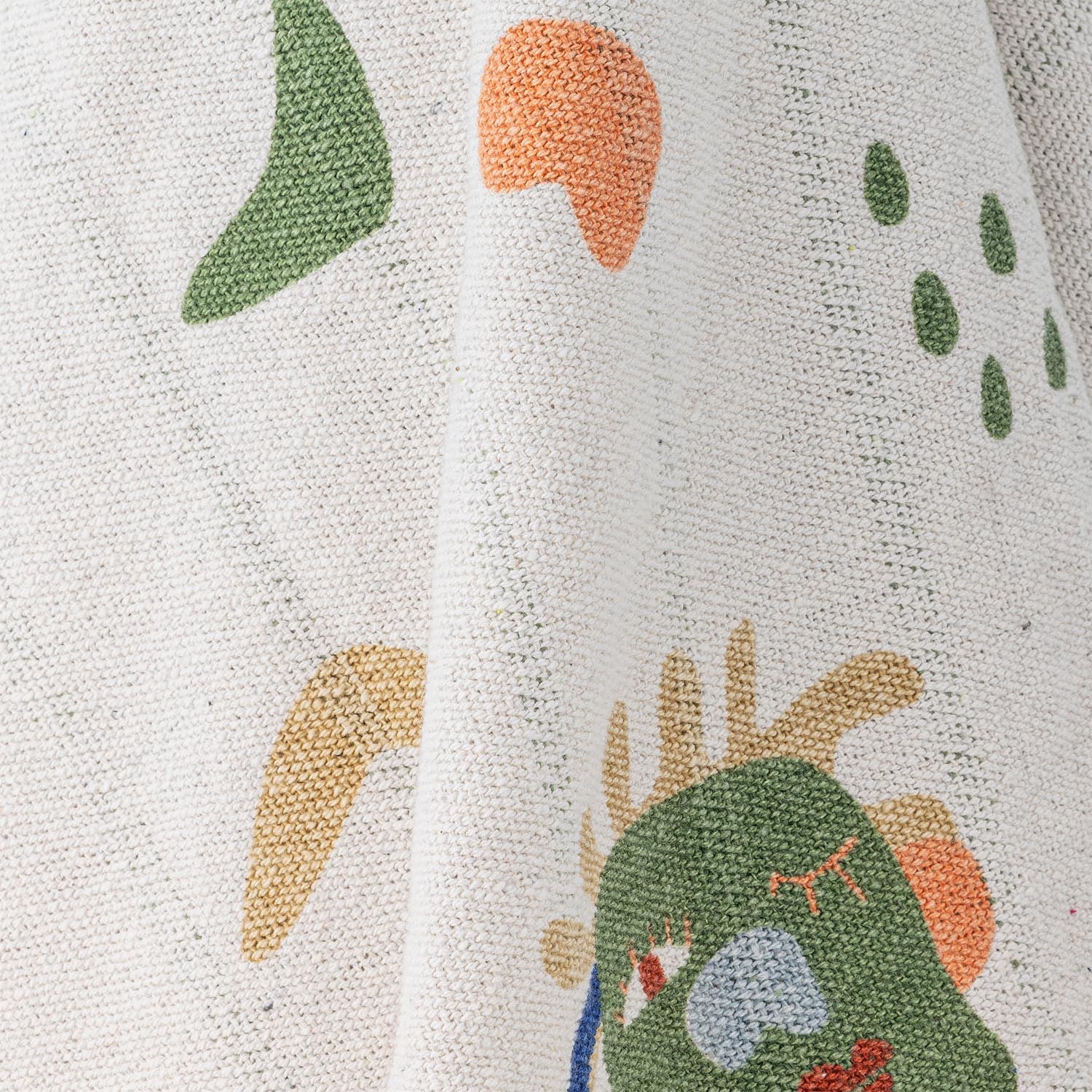 Die Sylvie Decke von Bloomingville Mini ist aus recycelter Baumwolle und begeistert mit bunten Fruchtmotiven. Ideal für ein stilvolles Kinderzimmer!