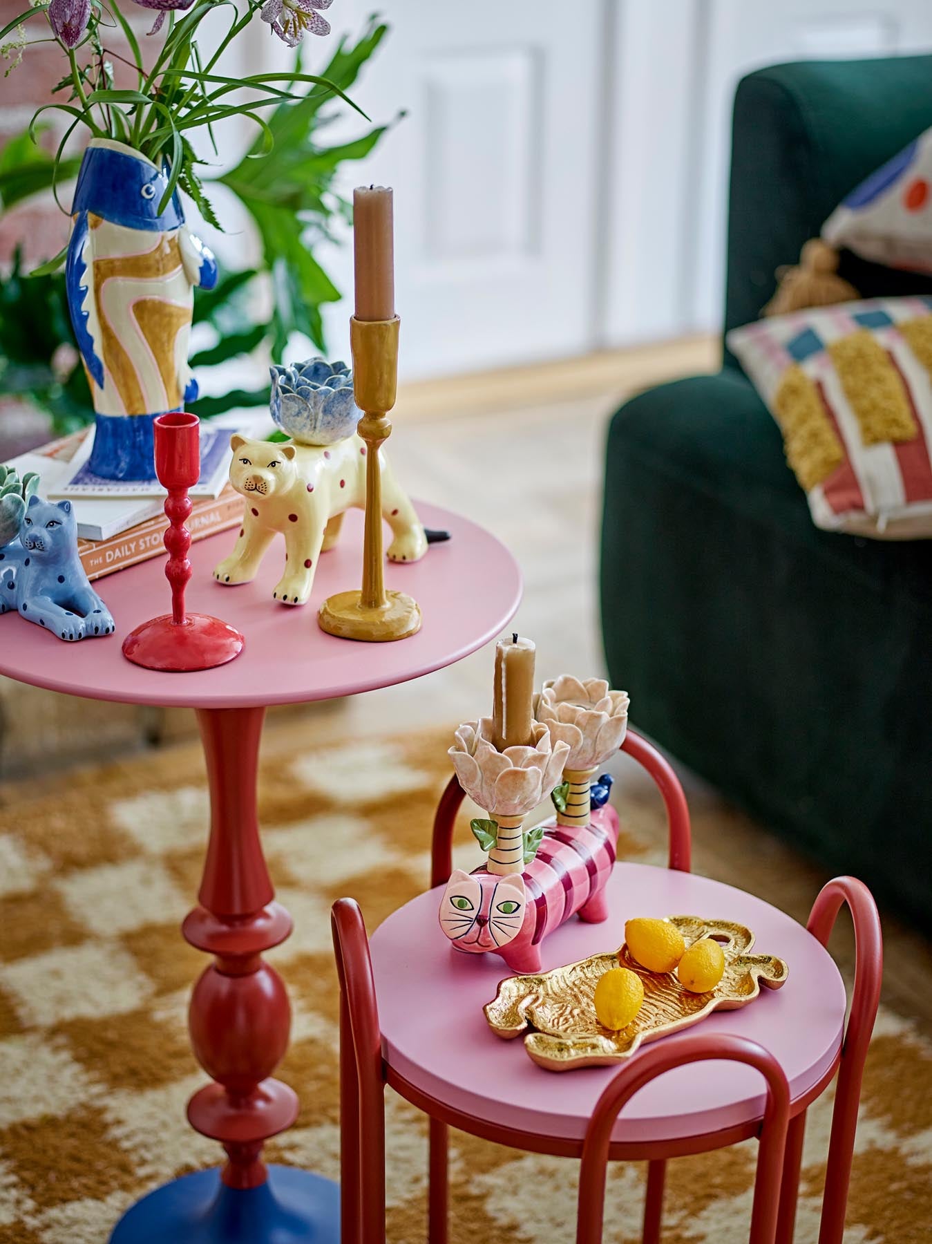 Erleben Sie den charmanten Rory Kerzenhalter von Bloomingville. Aus hochwertigem Steingut in Blau, vereint er kunstvolles Design mit Funktionalität.