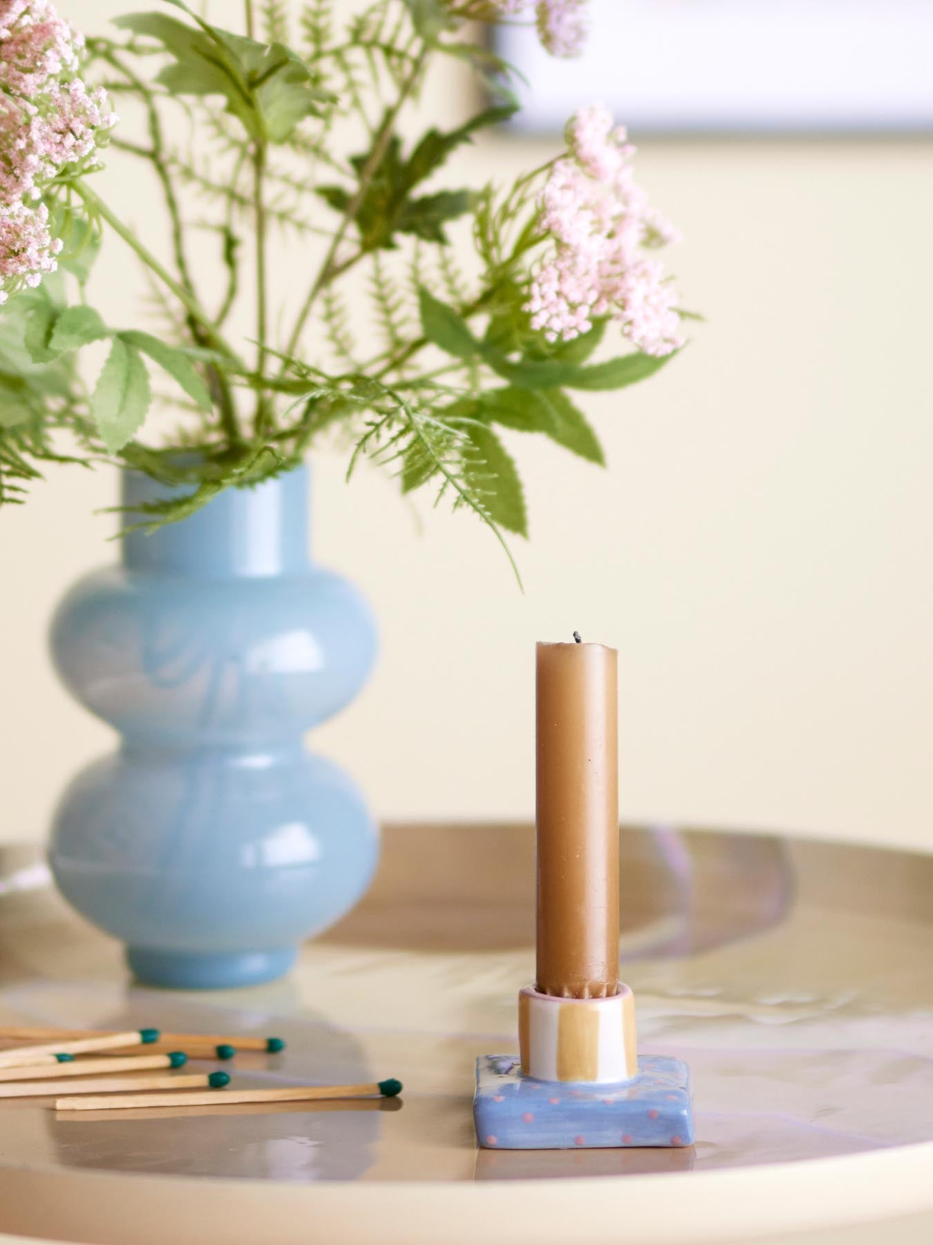 Entdecken Sie den handgefertigten Tacana Kerzenhalter von Bloomingville in sanftem Blau. Ein stilvolles Accessoire für jede Einrichtung!