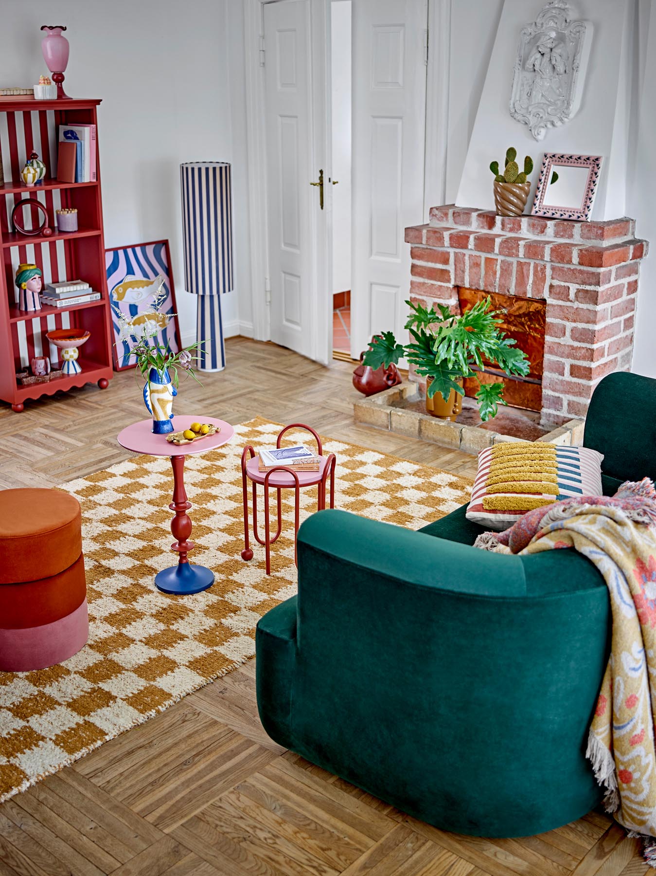 Der Annan Beistelltisch von Bloomingville in lebhaftem Rot ist ein skulpturales Highlight aus Aluminium, das Ihrem Zuhause einen modernen Akzent verleiht.