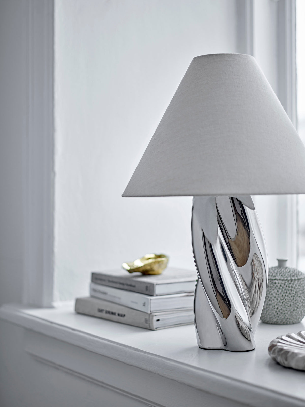 Silva Tischlampe, Silber, Steingut in Silber präsentiert im Onlineshop von KAQTU Design AG. Tischleuchte ist von Bloomingville