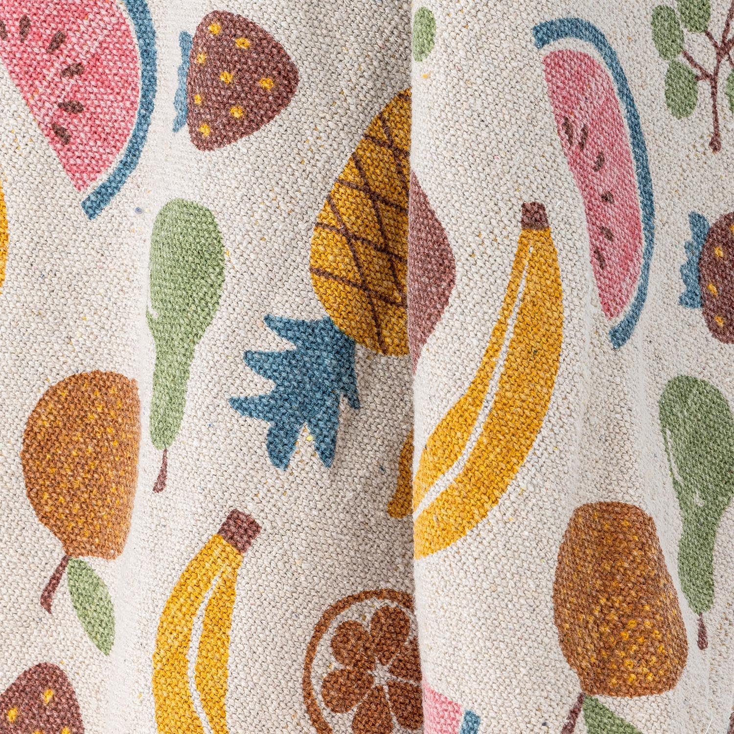 Die Fruitta Decke von Bloomingville Mini ist ein nachhaltiges Wohnaccessoire aus recycelter Baumwolle, das mit fröhlichen Fruchtmotiven in Gelb begeistert.