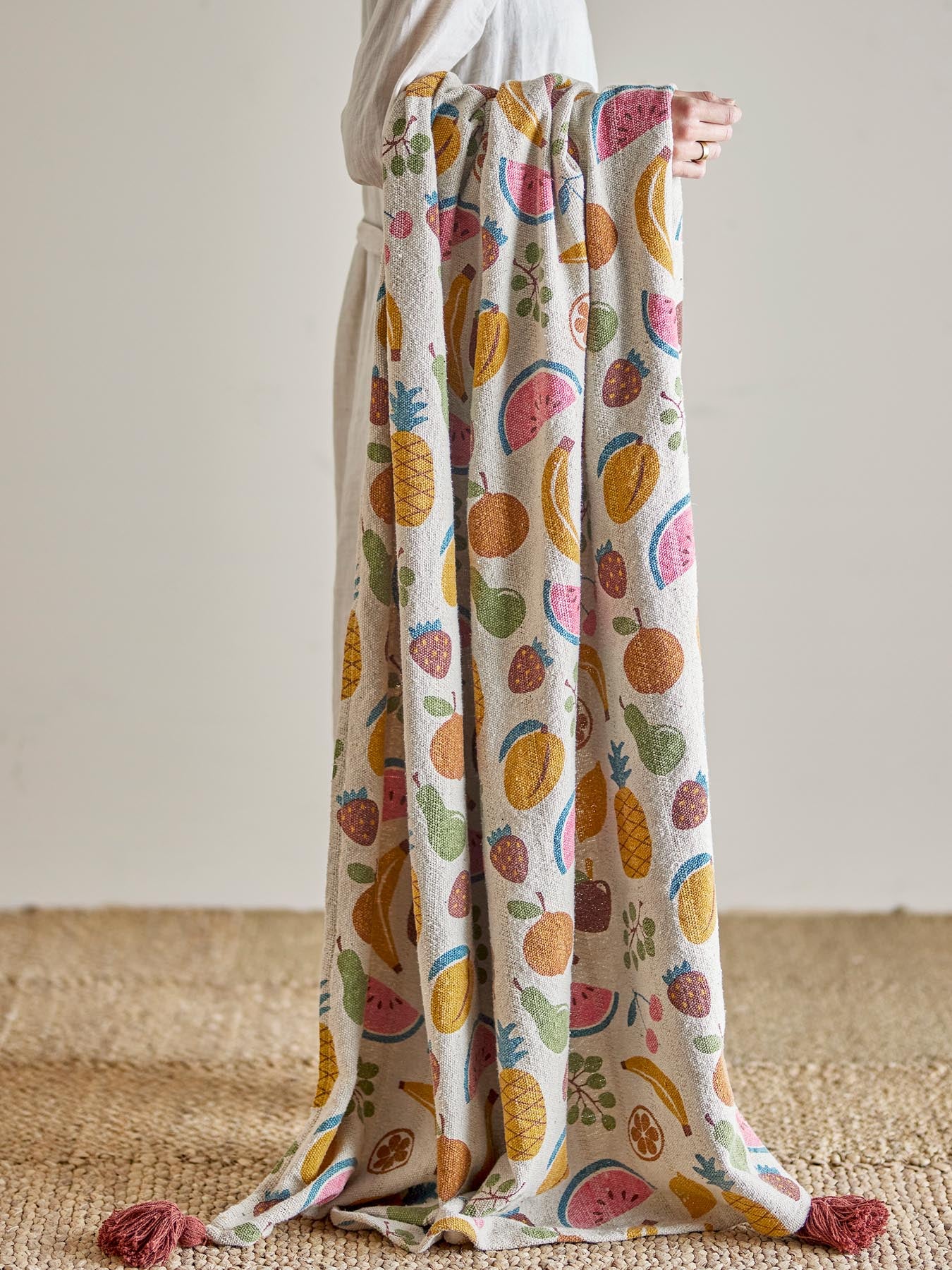 Die Fruitta Decke von Bloomingville Mini in strahlendem Gelb bringt fröhliche Fruchtmotive und nachhaltigen Komfort in Ihr Zuhause.