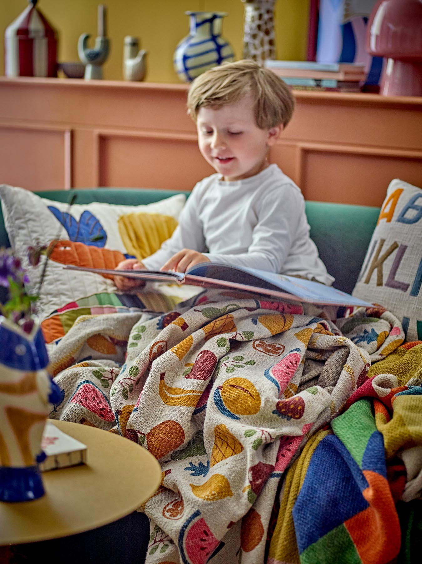 Die Fruitta Decke von Bloomingville Mini vereint stilvolles Design mit umweltfreundlicher recycelter Baumwolle. Ein fröhlicher Akzent für jedes Zuhause!