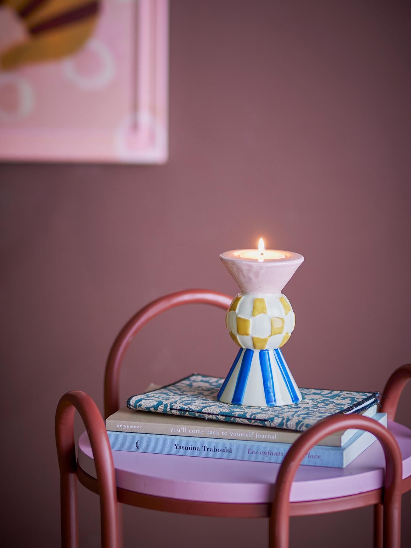 Eleganter Bob Votive & Candle Holder von Bloomingville aus handbemaltem Steingut in zartem Rosé. Vielseitig einsetzbar für stimmungsvolle Beleuchtung.