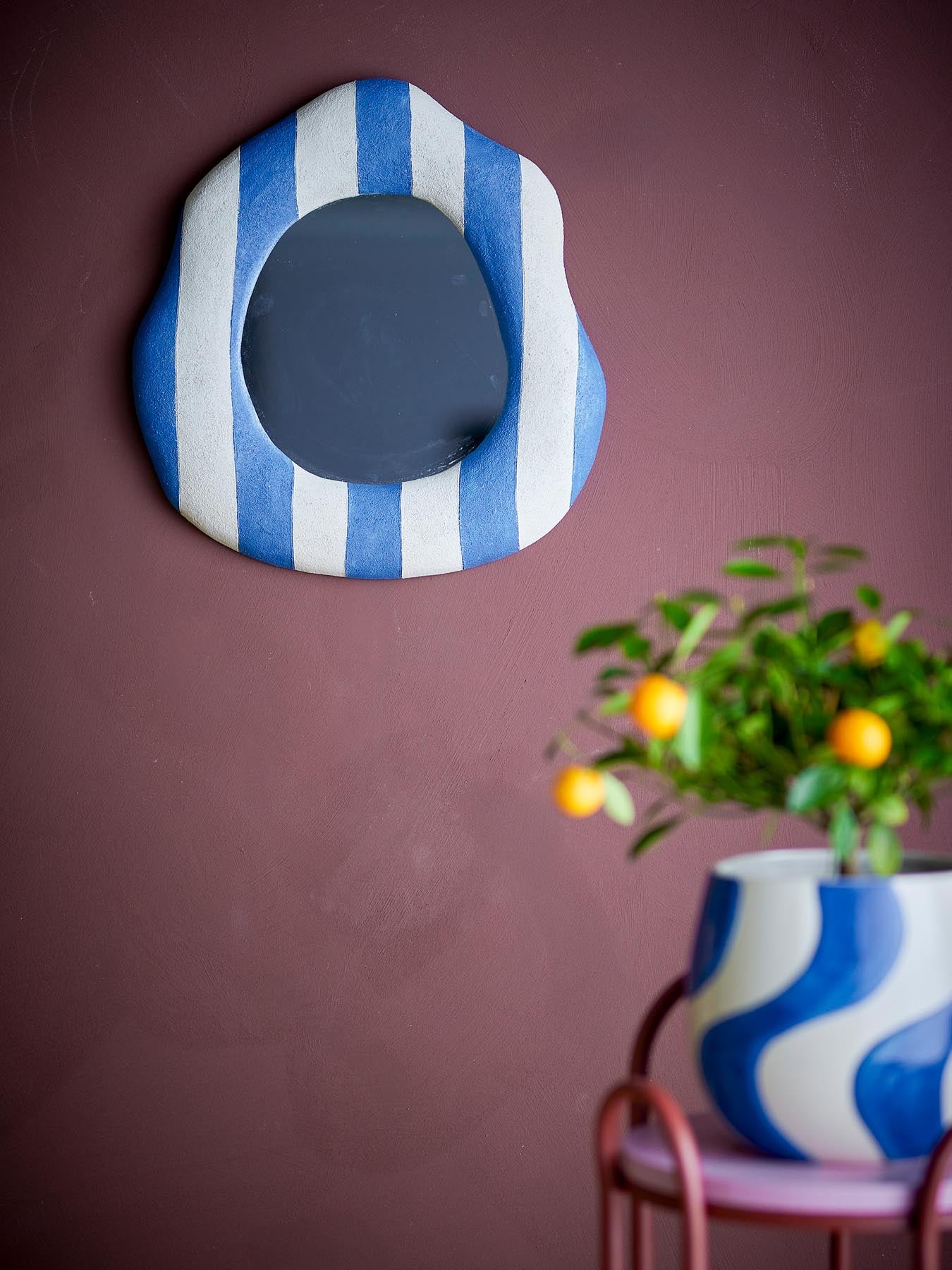 Entdecken Sie den eleganten Travis Wand-Spiegel von Bloomingville in Blau und Hellbeige. Sein einzigartiges Design und die hochwertigen Materialien setzen stilvolle Akzente in jedem Raum.