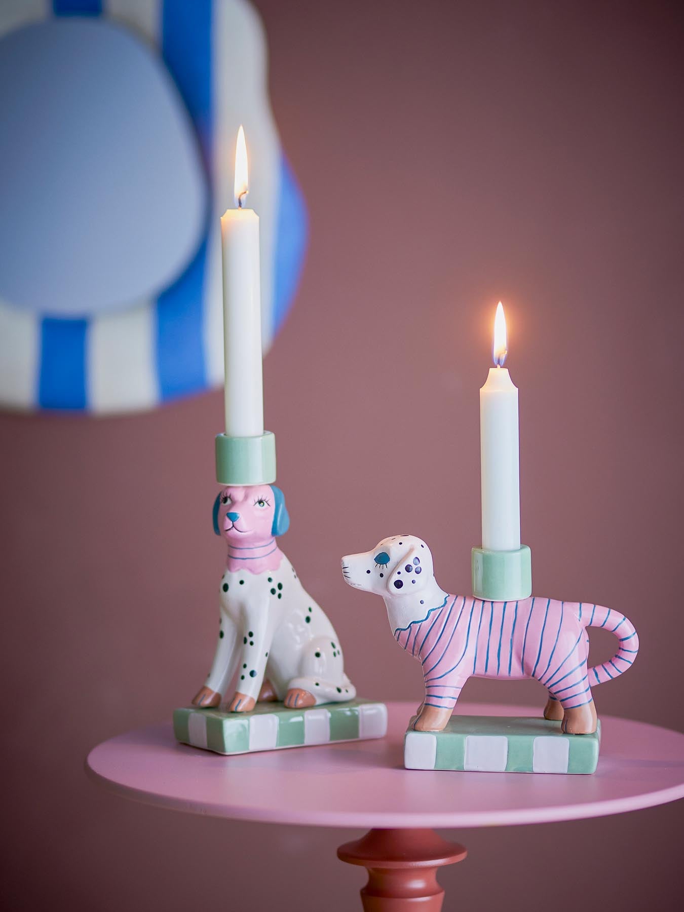 Entdecken Sie die einzigartigen Doglie Kerzenhalter von Bloomingville – handbemalt, aus Steingut, und perfekt für stilvolle Akzente in jedem Raum.