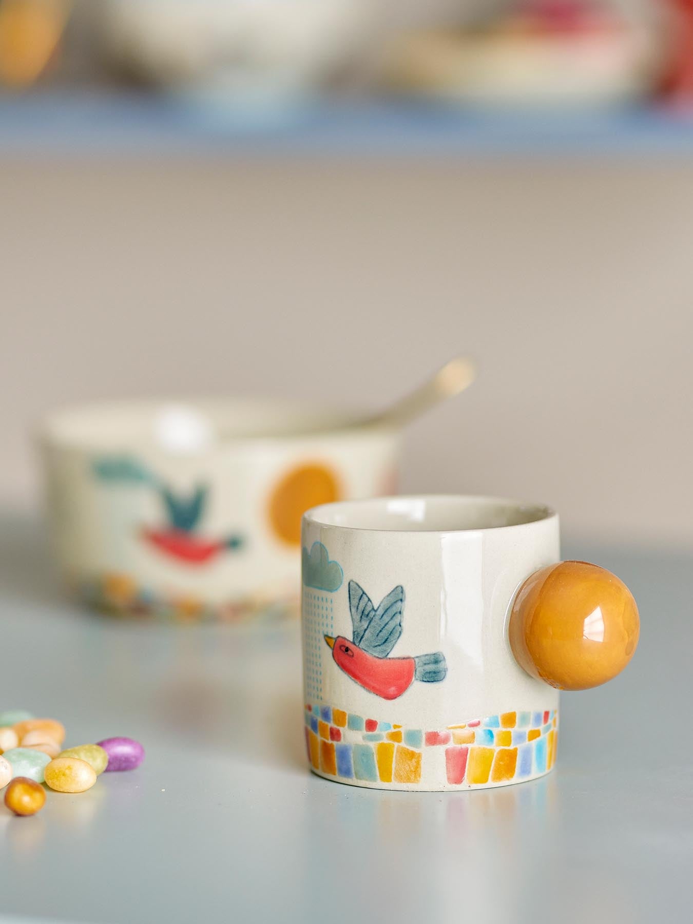 Entdecken Sie die einzigartige Colorine Tasse aus Steingut von Bloomingville Mini. Jedes Stück ist ein Unikat mit einem stilvollen Vogelmotiv.