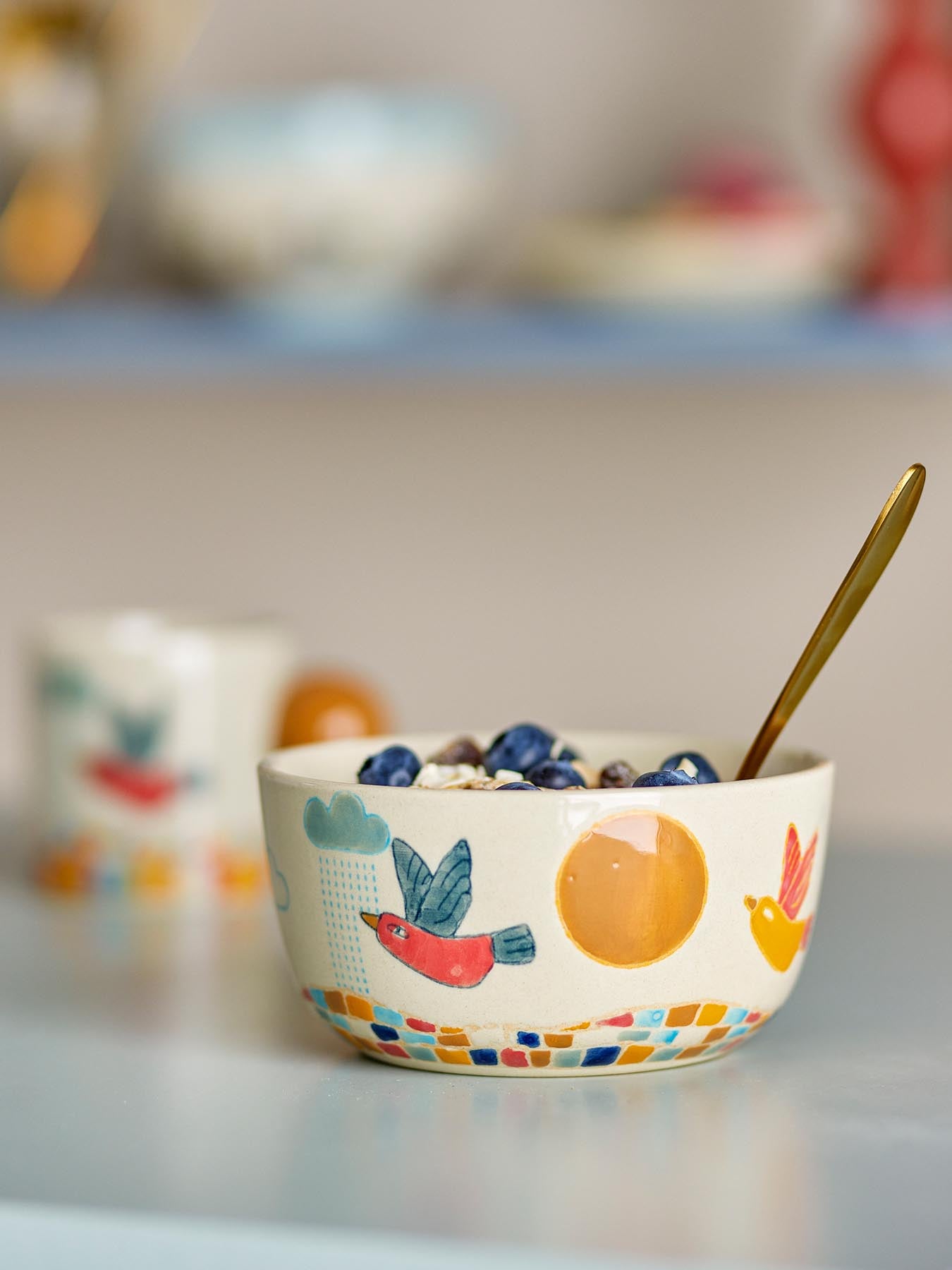 Entdecken Sie die einzigartige Colorine Schale aus Steingut von Bloomingville Mini. Jedes Stück ist ein Unikat mit stilvollem Vogeldesign.