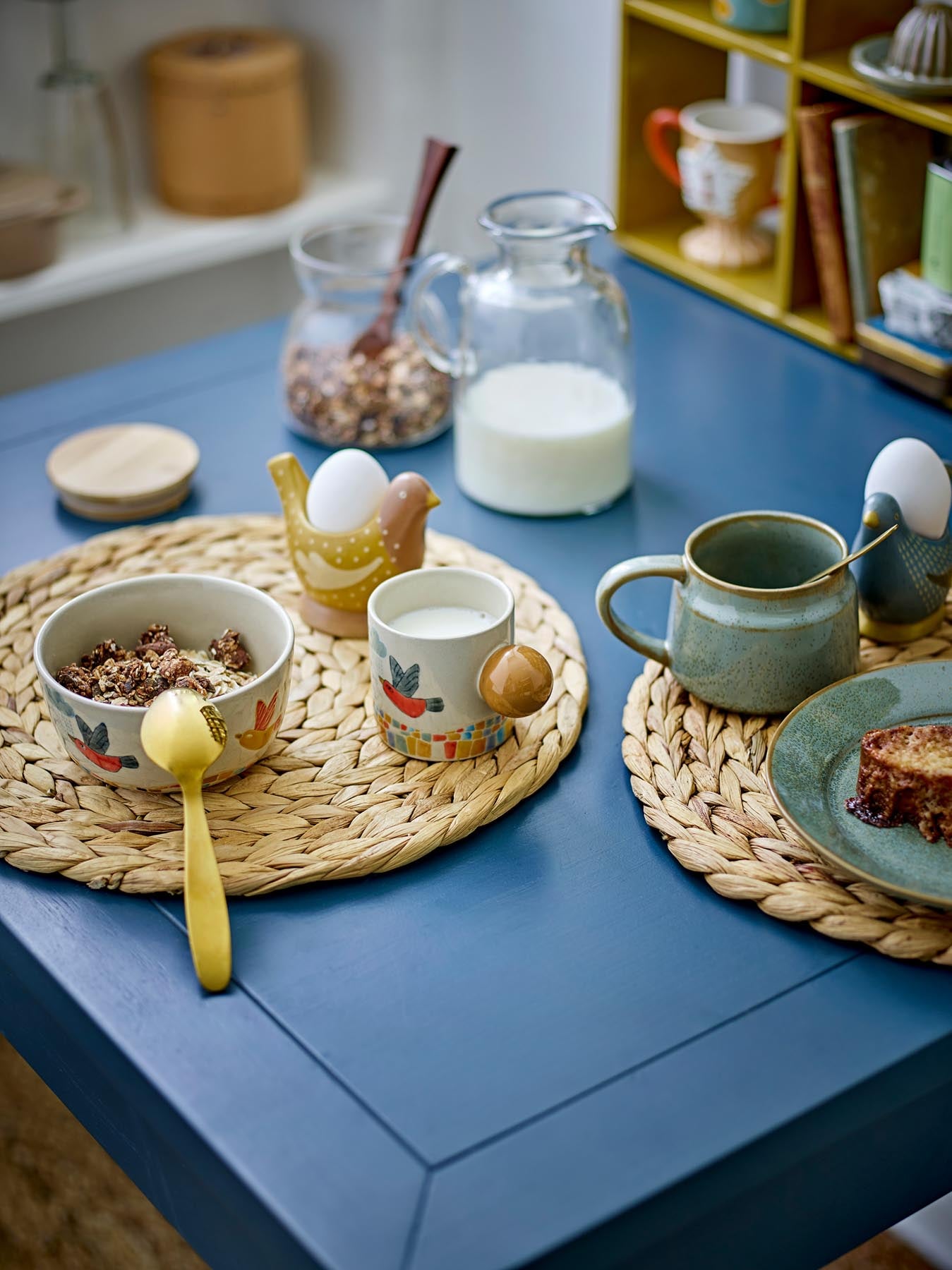 Verleihen Sie Ihrem Zuhause mit der Colorine Schale von Bloomingville Mini einen Hauch von skandinavischem Flair. Jedes Exemplar ist ein einzigartiges Kunstwerk aus hochwertigem Steingut.